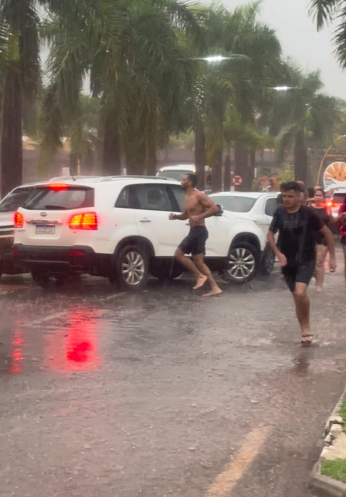 Aqui foi alguns minutos antes dos pessoal começar a dar conta do que estava acontecendo fora do parque           #termasdoslaranjais #tempestade #olimpia #alagamento #chuvas 