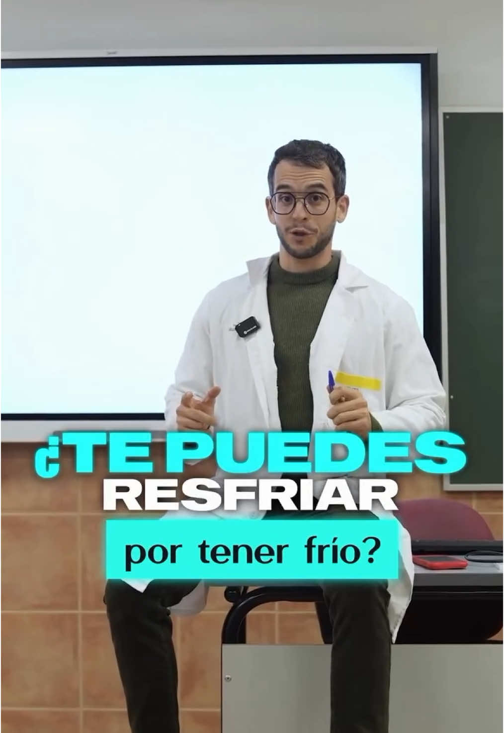 ¿Te puedes resfriar por tener frío? ❄️🧣 Los resfriados son causados por un virus 🦠 La primera defensa de nuestro cuerpo son las células que recubren nuestra garganta, tráquea y bronquios 🫁 Lavarte las manos es la mejor manera de evitar traerte los virus del exterior 🧼 Dale like a esos cilios para que entren en calor para más consejos como este - y sígueme 📲 Muchas gracias a @ucam_universidad por la pizarra virtual para esta explicación! 👏 #resfriado #virus #frio #salud #medicina 