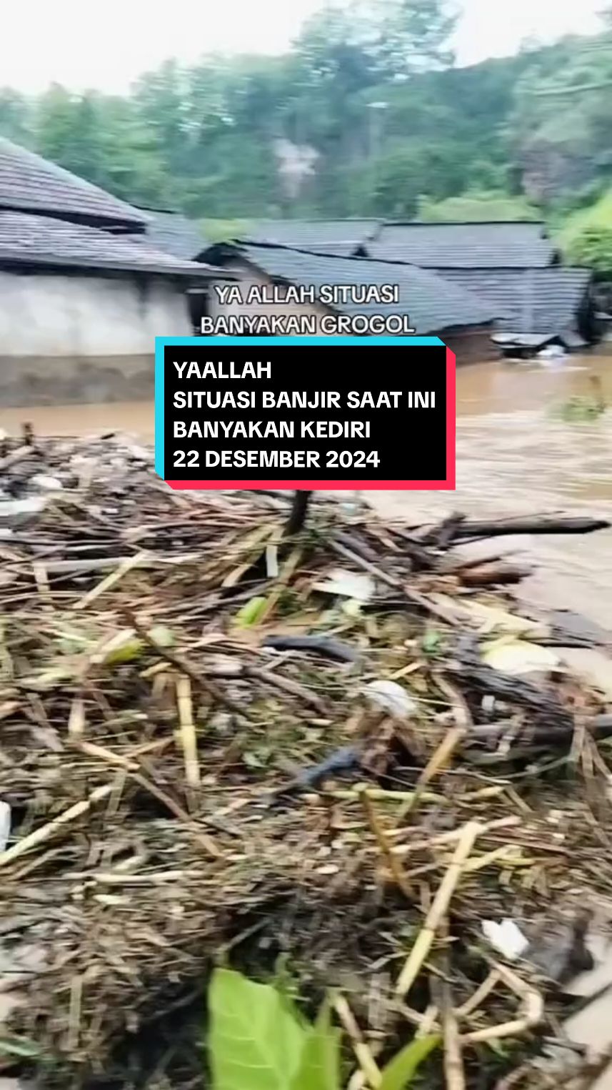 akibat hujan deras, dan sungai meluap di daerah banyakan kediri terendam banjir yang cukup parah. . #kediri #fyp #kediri24jam #terkini #banjir #banjirbandang #sungaimeluap 