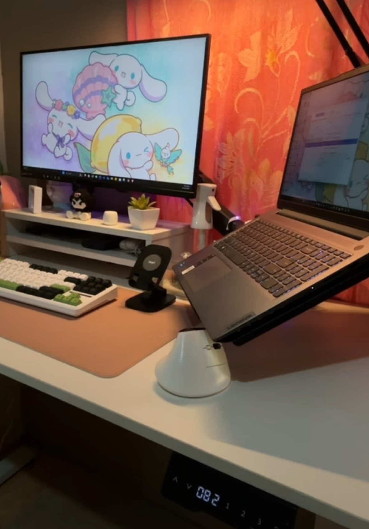 Wag nang magtiis, bessy! Get this height-adjustable desk para sa no back pain vibes! 💪 #standingdesk #desksetup #deskinspo #electricstandingdesk 
