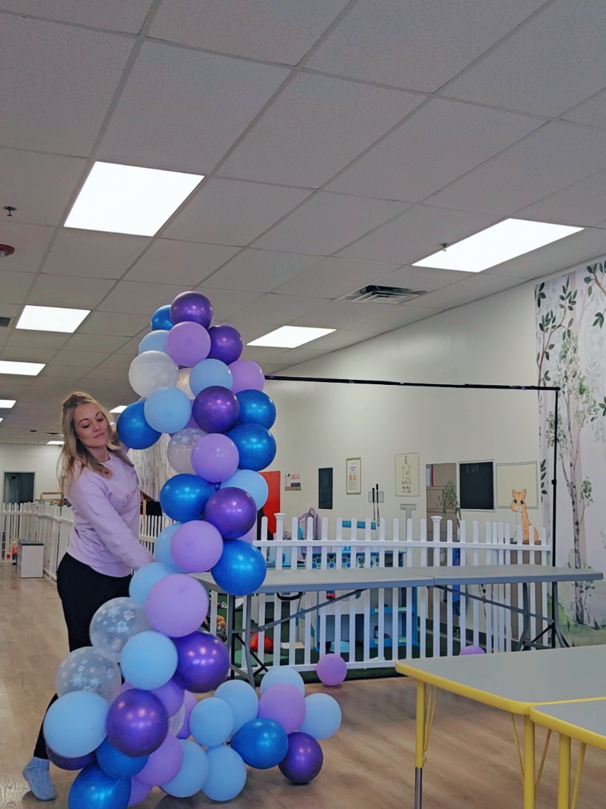 another big balloon arch had to be taken down 😞❄️ #balloonarch #frozenparty #balloon #balloons #balloonpop #balloonpopping #frozentheme 