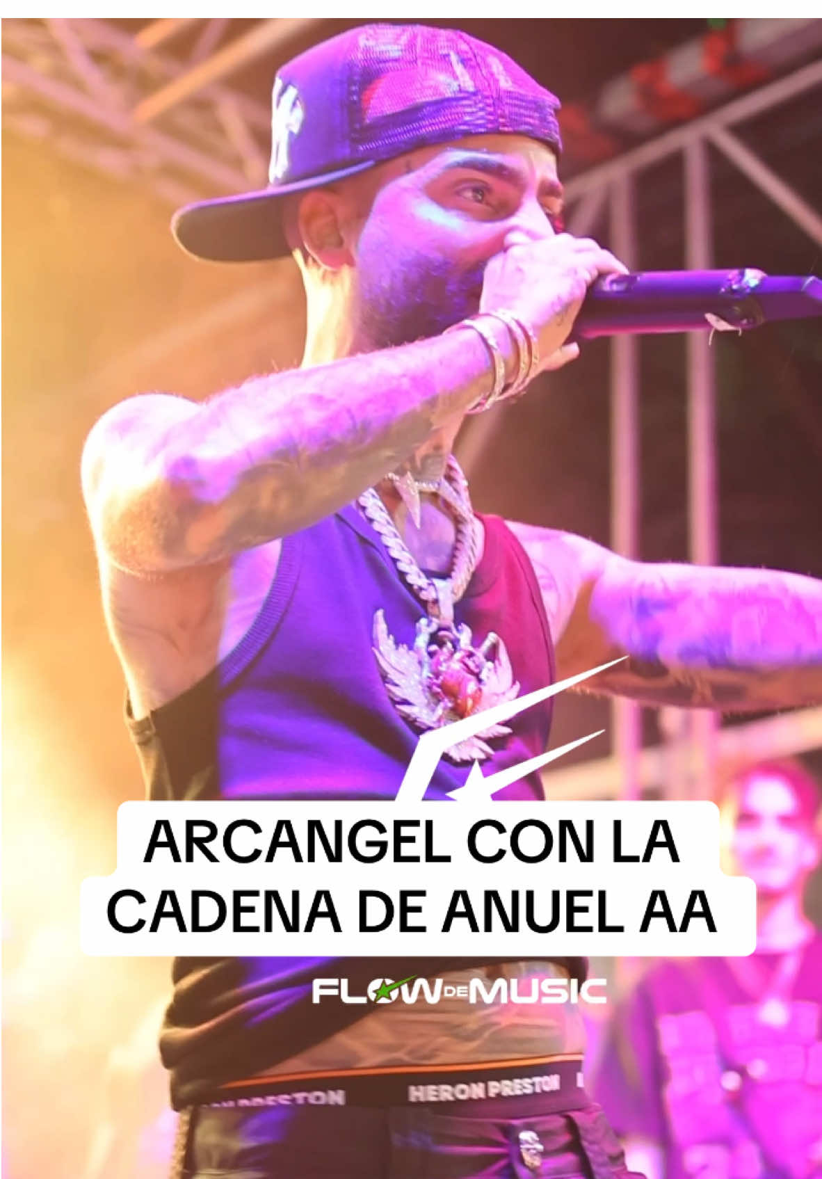 #Arcangel se presentó en el concierto de navidad en lloren torres con la cadena de #AnuelAa #llorentorres #concertllorentorres #yovgnchimi 