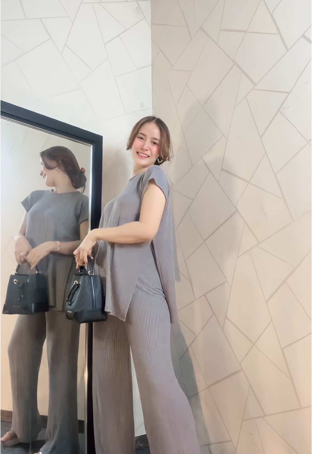 Nyari outfit santai tapi tetap classy? Oneset knit premium ini jawabannya! Bahannya super lembut, adem, dan pas banget buat dipakai hangout. Simpel tapi bikin keliatan mahal! ✨🔥 Yuk cek sekarang sebelum kehabisan! #OOTD2024 #FashionKnit #OnsetKnitPremium #StylishAndComfy #OutfitKekinian #KnitWearLovers #FashionVibes #OutfitBumil #OotdBumil #BajuBumil #WIBGajian #WIBGajianSale 