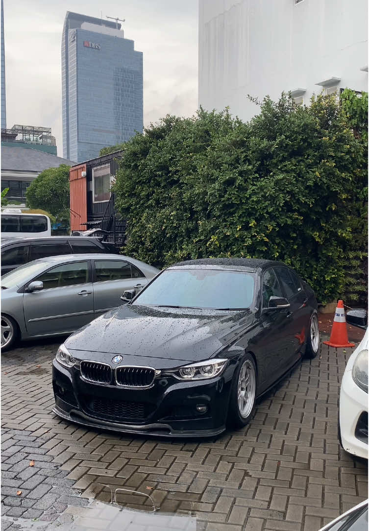 f30 dengan clean looknya @Jason #carspotter #carspotting #carmedia #carstiktok #fypageシ #fypシ゚viral #carsoftiktok #fyppppppppppppppppppppppp #bmwf30 #f30 #320i 