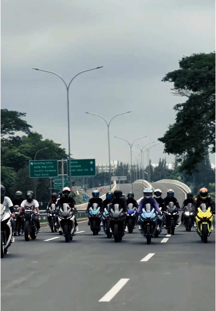 Saya mah cuma anak bawang🙏😂 #r15 #r15v3 #r15v3indonesia #r15v3lovers #v3genk #yamahagank #r15holic #yamahaindonesia #viraltiktok #r15genk #r15clubindonesia #r15fans #trend #v3genkcikarang #CapCut