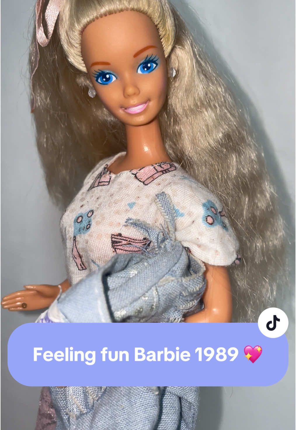 Barbie feeling fun o Barbie jeans en europa de 1989. De momento le he puesto estas botas, pero tengo pensando hacer una réplica de las suyas originales, queréis que las hagamos juntos? #barbie #barbiejeans #jeans #feelingfun #barbiecollector #retro #retrotoys #dollcollector #sewing #BarbieMovie #80s #90s #90skid #kids 