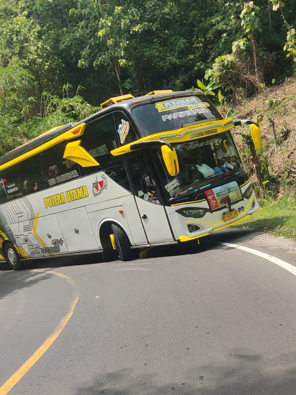 Enakeun gini suaranya🤩 @tomi rahma nursyifa02 @erika rahhma @mangyadiapriliastyle @Baby_aprillia47🩵🥶  #teameweuhkacape #huntingbus📸 #buspariwisata #rahhmanursyifa #puterautama #trending #fypシ゚viral #xyzbca 