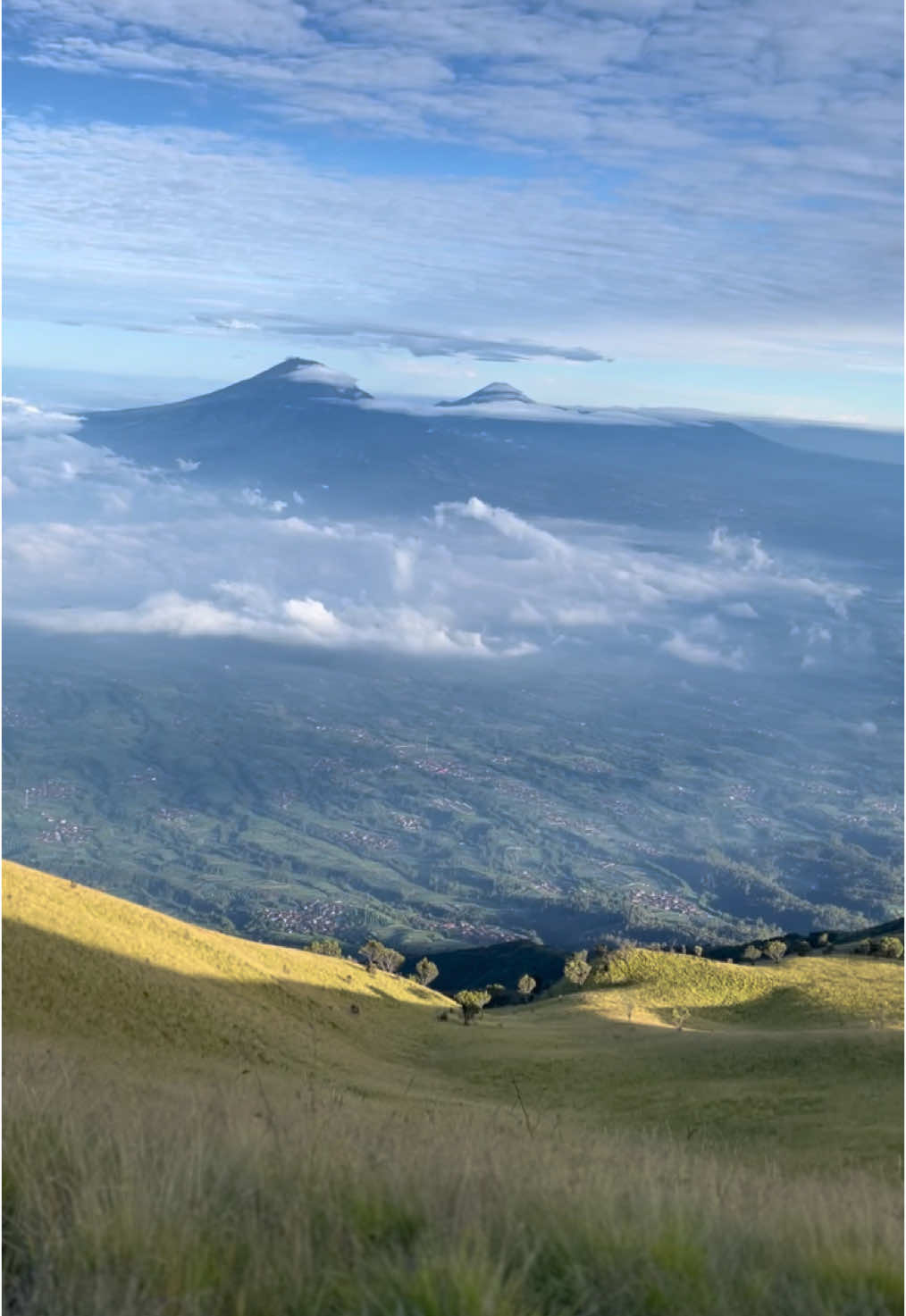 where the sky meets the peaks, and every breath feels like a blessing #gunungmerbabu #pendakigunung #merbabu 