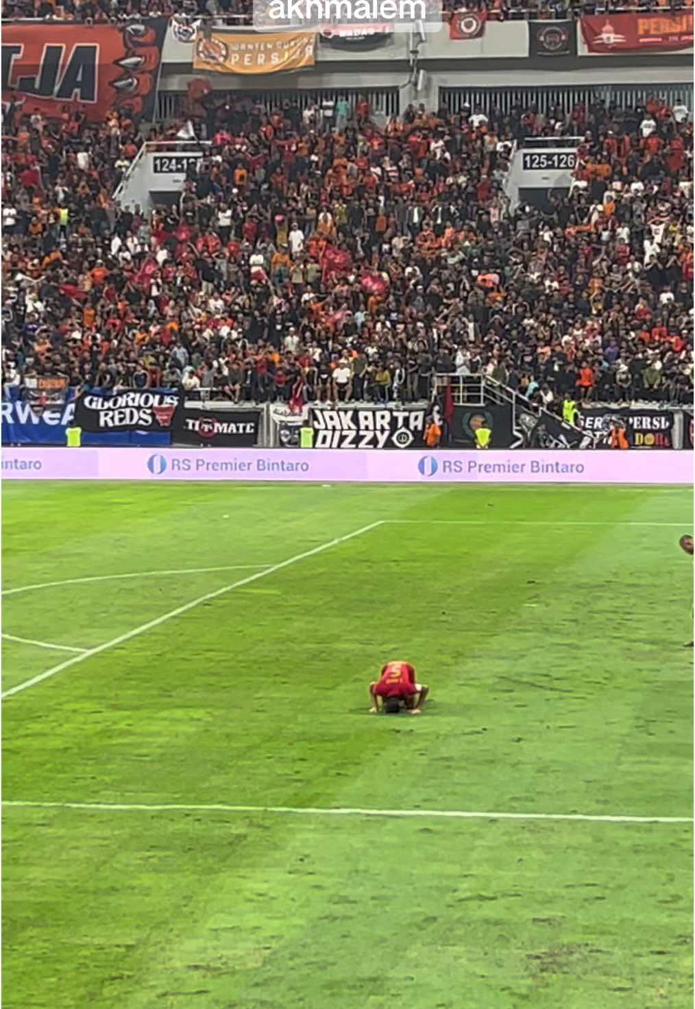 Sangat layak jadi kapten. Inilah momen-momen Rizky Ridho di laga Persija vs PSS. Dari mulai tidak terpancing lawan, merayakan kemenangan bersama Andritany Ardhiyasa untuk Jakmania yang hadir, hingga sujud syukur di akhir laga. #rizkyridho #kapten #timnasindonesia #persija #respect #footballtiktok 