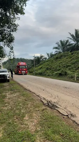 Rescue luar kawasan harini 💪🏻💪🏻 Tarik naik sahaja 👍🏻 Semoga dipermudahkan urusan sahabat kita 👍🏻👍🏻 #mzatowingservice#towingtruck #towinglori #towingbas #anoktranutruckers #malaysiatowingbrothers #mzabakti7055 #mzatruck 