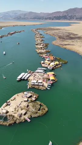 Islas Flotantes de los Uros - Puno.🥰 . . . #uros #islasflotantes #losuros #islalosuros #lagotiticaca #puno #peru #naturaleza #amazing #travel #adventure #punotravel #punotours #turismo #visitperu 