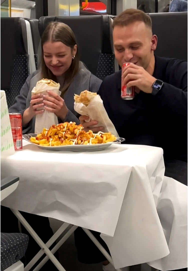 When an ordinary train ride turns into an unexpected picnic😂