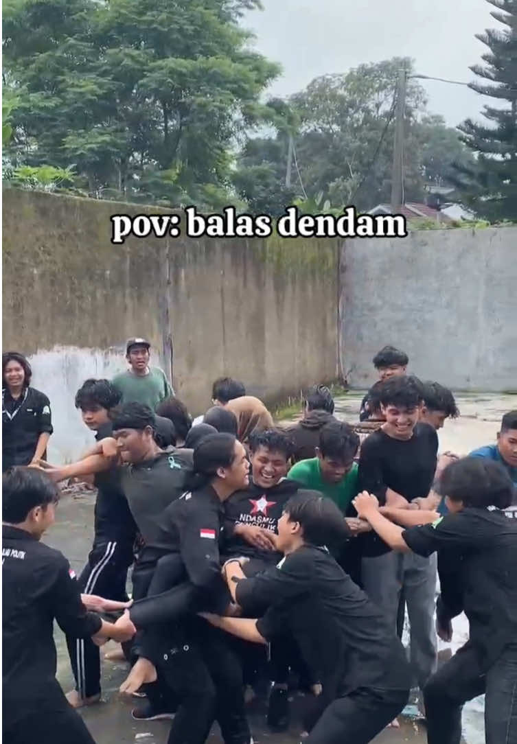 Waduh, berani banget bales dendamnya! 😂 Tapi seru banget kan LDH Mahasiswa Ilmu Politik, apalagi pas hari terakhir. Kompak, penuh tawa, dan pastinya banyak ilmu baru yang didapet.  #LDH #ManajemenAksi #SeruAbis #KompakBareng