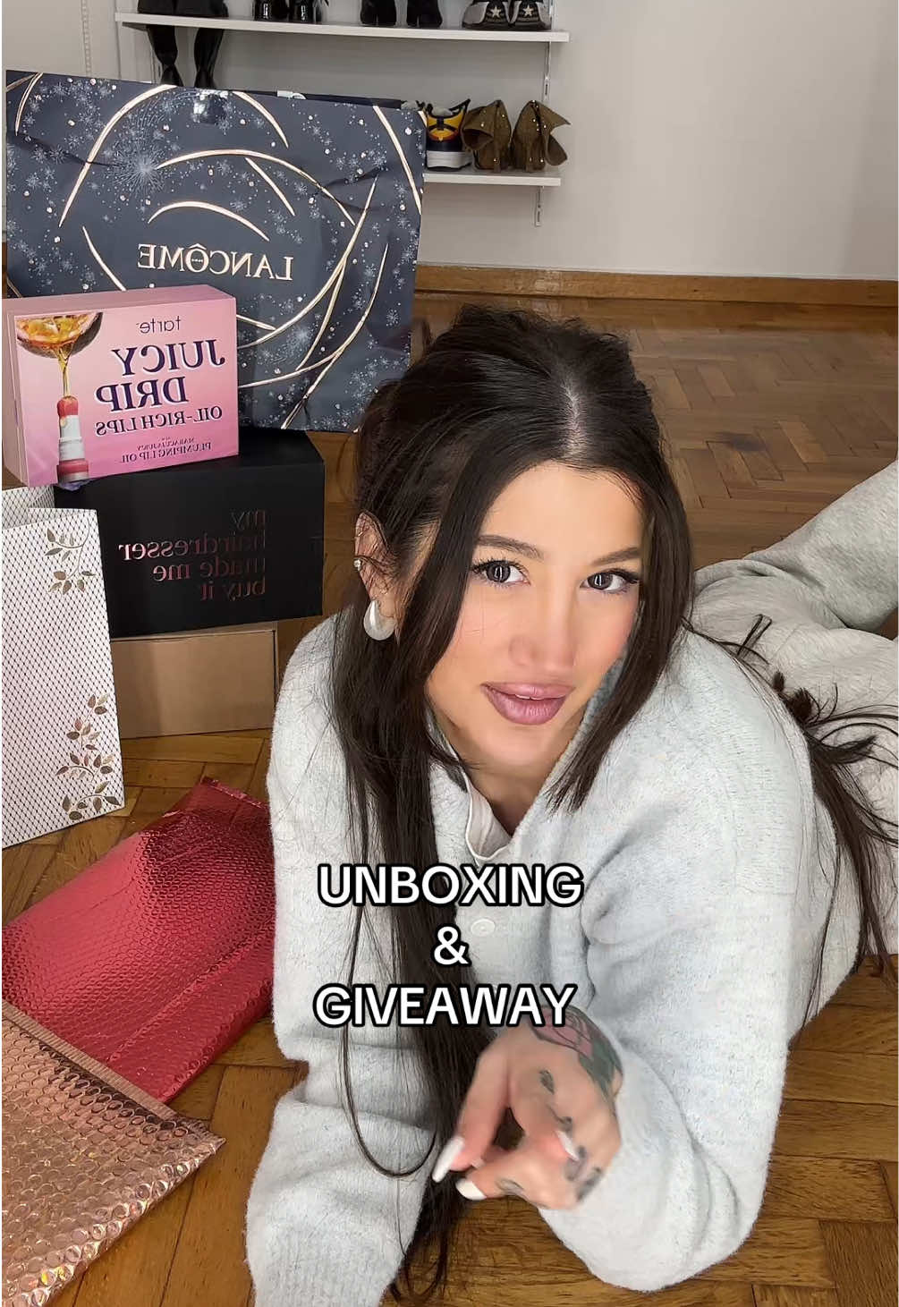 unboxing και giveaway ✨  Like // Follow // Comment τι θα κάνεις στις γιορτές κι έτοιμη! Ο διαγωνισμός λήγει 29 Δεκεμβρίου! ♥️🥂 #unboxing #giveaway #makeuphaul #sephora 