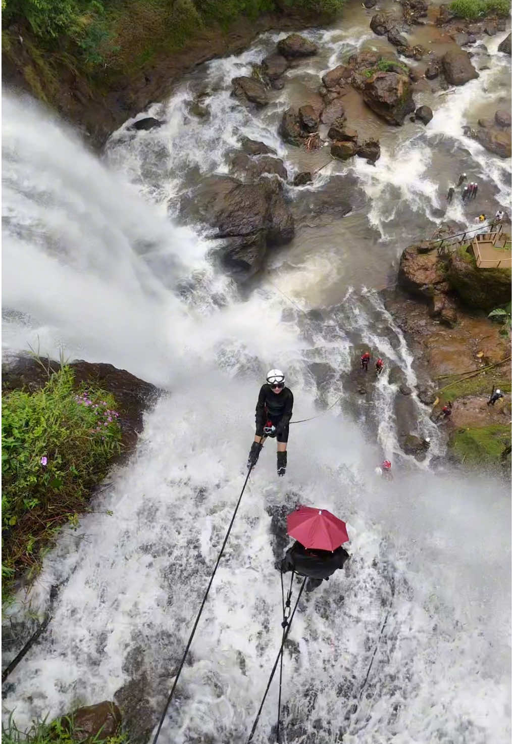 Makin deras, makin seruuu. Dokumentasi trip 17 Desember #opentrip #canyoneering #curugcikondang