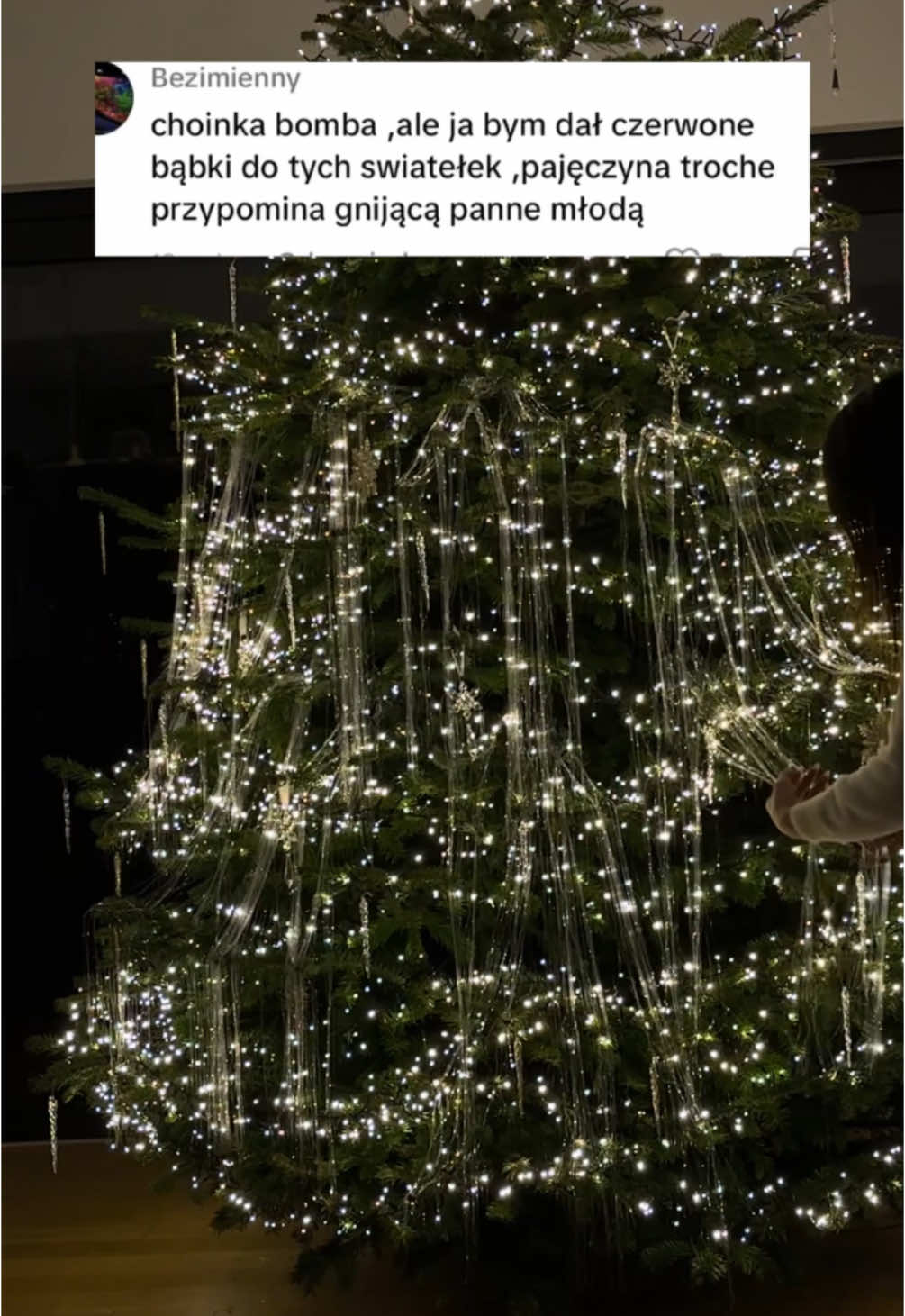 To jest właśnie najfajniejsze, że każdy może ozdobić SWOJĄ choinkę tak jak jemu się podoba 😁🎄🎄🎄 Wrzuciłam te delikatniejsze komentarze🙈😅  Niesamowite, jak ludzie  potrafią się odpalić z powodu choinki, która im się po prostu nie podoba. Przecież to tylko drzewko 😅 Jako ciekawostka- Jest udowodnione, że podoba nam się i utożsamiamy się z tym, co jest nam znane, co sami mamy, dlatego choinka z czerwonymi bombkami będzie dla większości ładniejsza niż taka „w pajęczynach” 😁 Jesteśmy różnymi ludźmi i podobają nam się różne rzeczy- czyż to nie jest piękne? Byłoby nudno, gdyby wszystkim podobało się to samo 😉  #christmastree #christmasdecorations #christmastreedecor #domzantresola #modernhome #modernhomes #weihnachtsbaum #choinka #weihnachtsdeko #dekoracjeświąteczne #bożenarodzenie 