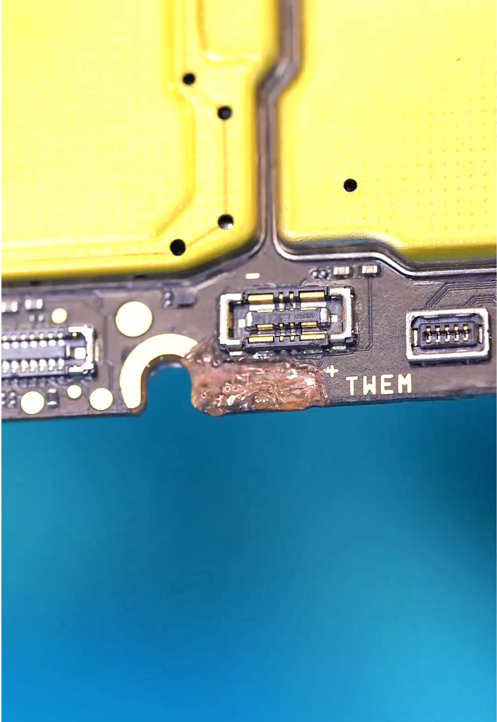 The Nova 12 Pro suffered water damage, causing corrosion and burning of the motherboard layers, and was repaired with wire jumping.#mobilephonerepair  #phonerepair #rabbitfix #repair 