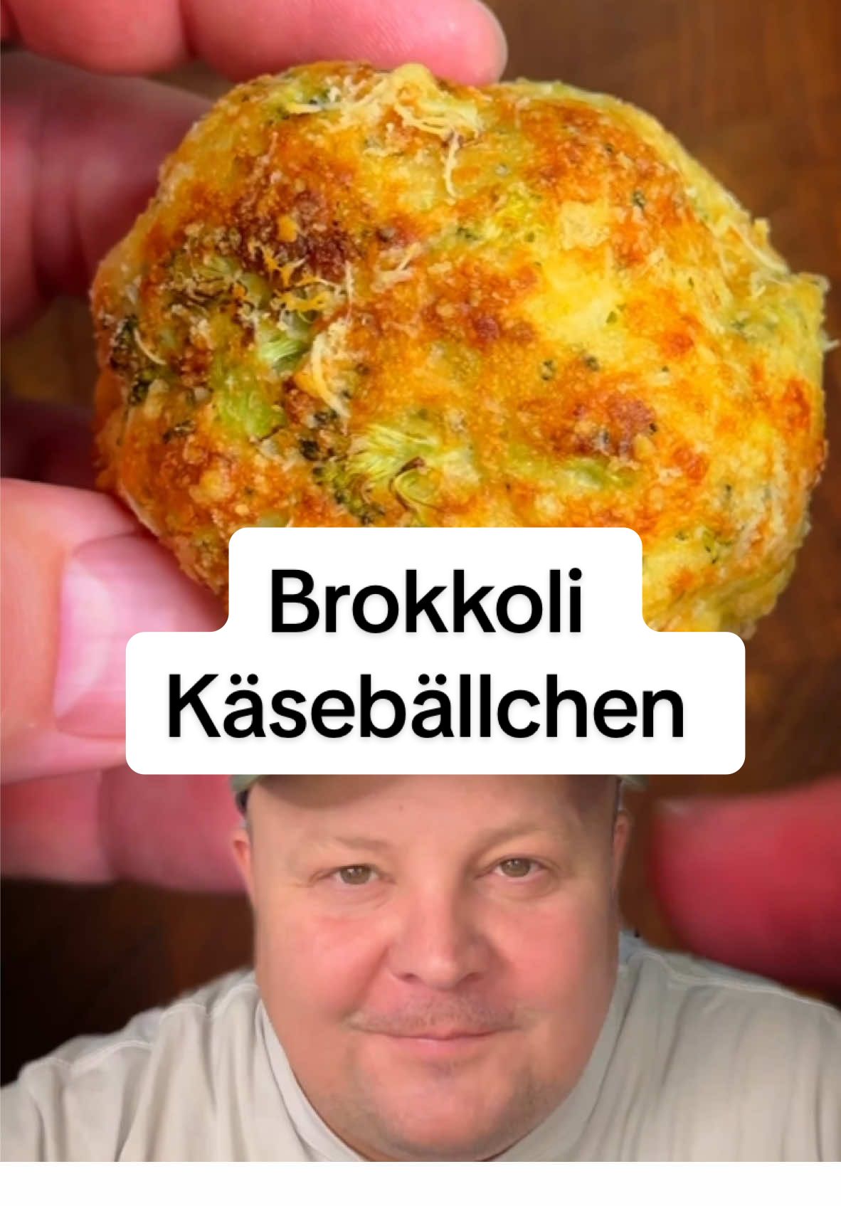 (Anzeige)🥦Brokkoli-Käsebällchen aus der Heißluftfritteuse – Dein neuer Lieblingssnack! 🥦🧀  Suchst du nach einem schnellen, gesunden und mega leckeren Snack? Diese Brokkoli-Käsebällchen sind perfekt! Knusprig, käsig und in nur wenigen Minuten fertig. 😍 Zutaten 📝 👉300 g gehackter Brokkoli 🥦 👉100 g geriebener 🧀 👉150 g Frischkäse 👉½ Tasse geriebener Parmesan 👉1 Ei 🥚 👉Salz & Pfeffer 👉Ölspray zum Beispiel das Airfryer Spray von @albaoel  Zubereitung🥄 1️⃣ Brokkoli, Cheddar, Frischkäse, Ei, Salz & Pfeffer in einer Schüssel mischen. 2️⃣ Die Masse zu 5–6 Kugeln formen. 3️⃣ Kugeln im Parmesan wälzen und leicht mit Öl benetzen.  4️⃣ Heißluftfrittieren bei 210 °C für 8–10 Minuten. ✨ Fertig sind deine Brokkoli-Käsebällchen – außen knusprig, innen zart und voller Geschmack! Perfekt als Snack, Beilage oder sogar für Partys. 💚 👉 Pro-Tipp: Serviere sie mit deinem Lieblingsdip für extra Genuss! 😋 💬 Hast du das Rezept ausprobiert? Schreib in die Kommentare, wie es dir geschmeckt hat! #BrokkoliKäsebällchen #Heißluftfritteuse #GesundesEssen #LowCarbSnacks #SchnelleRezepte #SnackIdeen #LeckerUndGesund #FoodLover #airfryer 