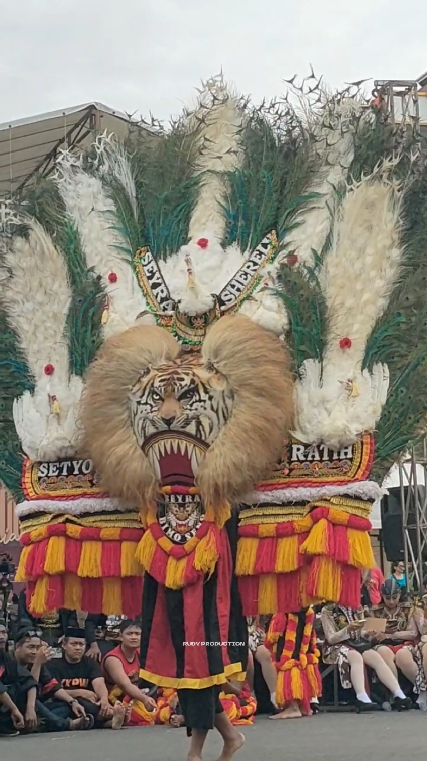 ATRAKSI SPEKTAKULER BARONGAN REOG TERBESAR 