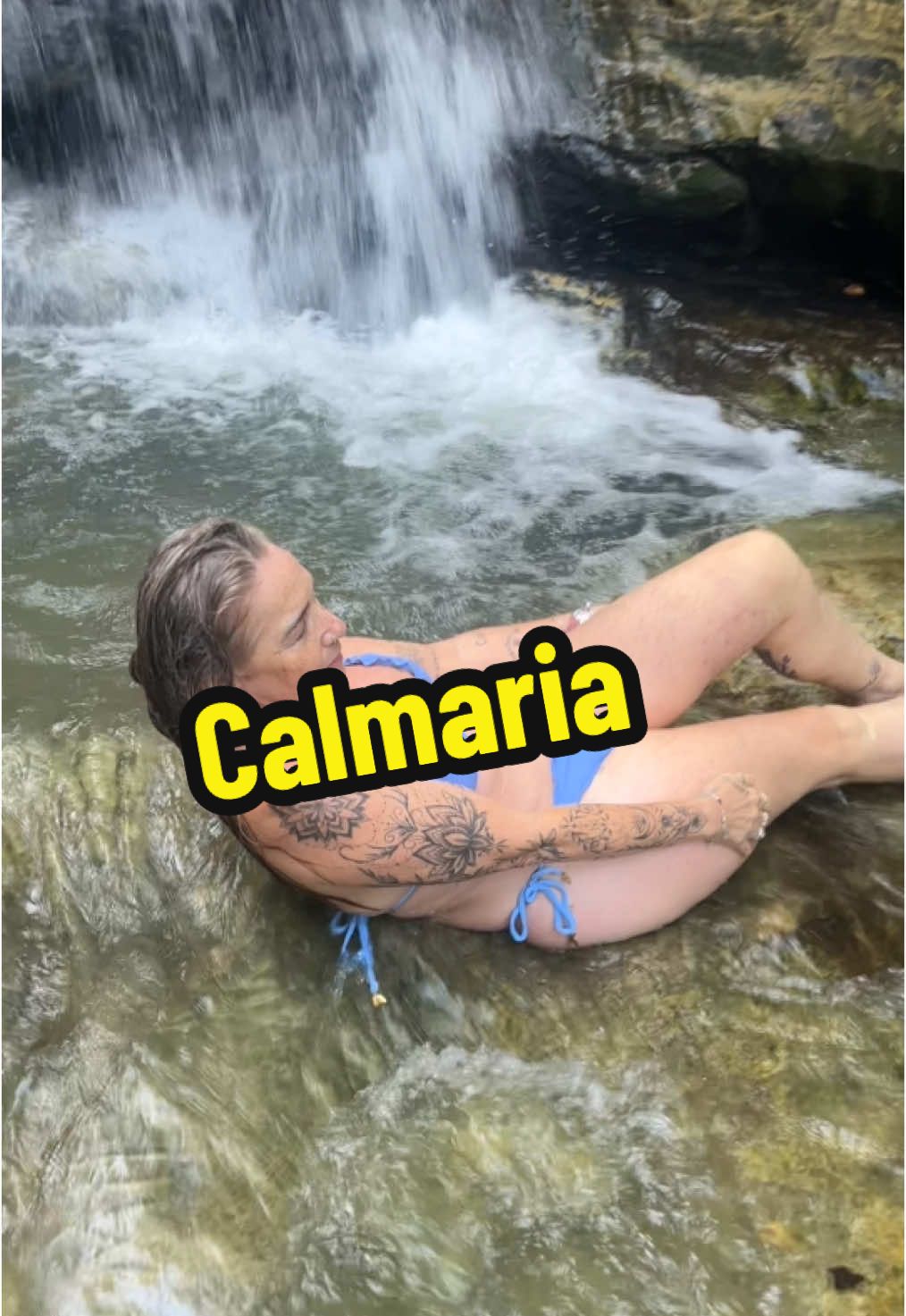 A água tem o poder de me reenergizar, recarregar as minha energia bem como me conectar comigo mesma. A água em mim é cura. #agua #cachoeira #calma #cura #terapia 