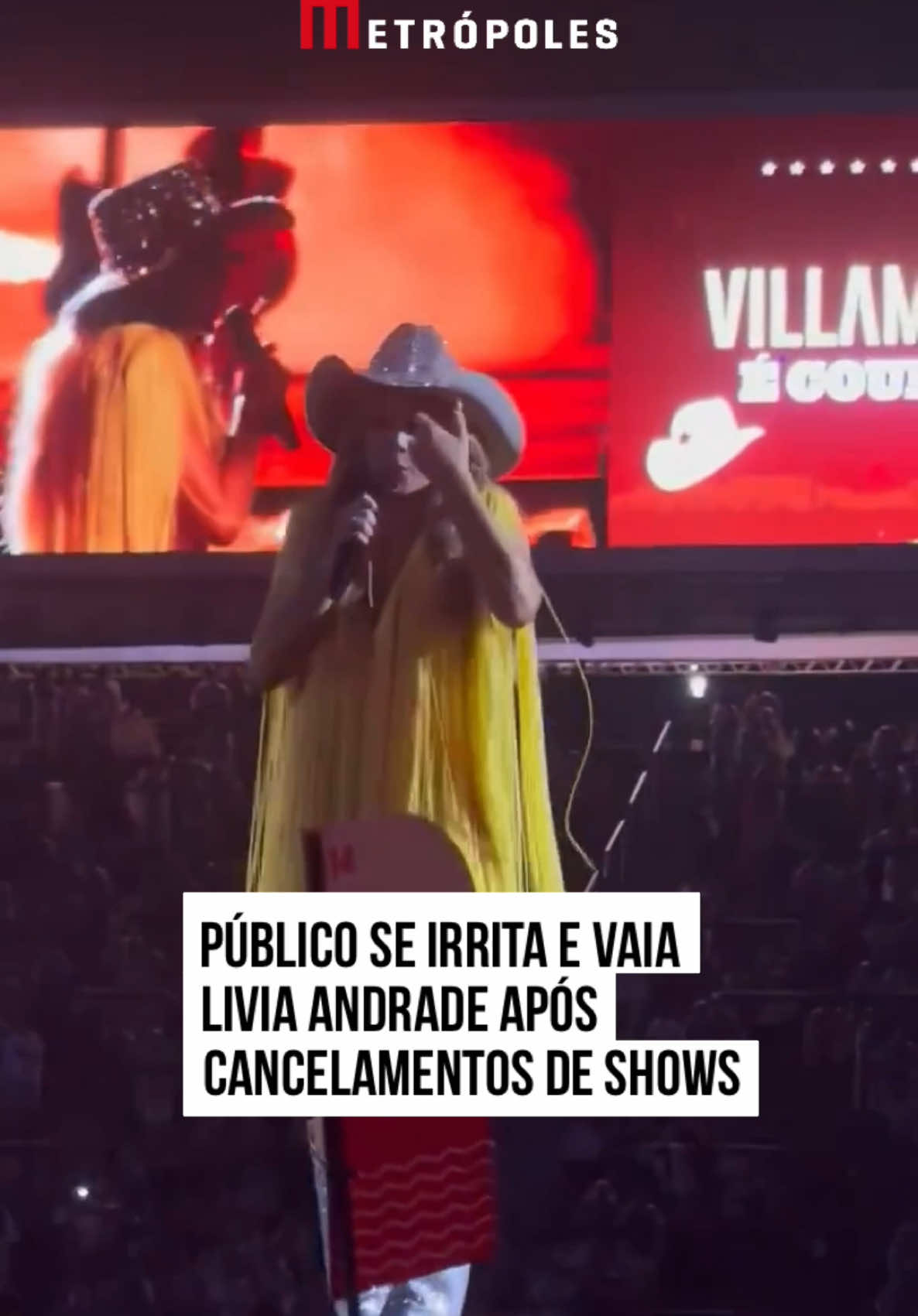 O público presente no Festival #VillaMix, que aconteceu na noite deste sábado (21/12), em #SãoPaulo, descontou todo o seu descontentamento com o evento na apresentadora #LiviaAndrade. A famosa subiu ao palco para falar do cancelamento dos #shows de #GusttavoLima e da dupla Matheus & Kauan, mas acabou sendo alvo de vaias das pessoas presentes. Ainda na noite de ontem, a equipe de Gusttavo Lima emitiu um comunicado dizendo que o cantor não se apresentaria no festival sertanejo após um desconforto. O artista chegou a ser internado num hospital da capital paulista. Já a dupla Matheus & Kauan alegaram “falta de cumprimento de horário” e também não subiu ao palco. Em meio aos cancelamentos e a irritação do público, Livia Andrade foi escalada pra levar as más notícias aos pagantes. A colega de Luciano #Huck informou, também que bebidas teriam 50% de desconto e que os ingressos adquiridos para o evento deste sábado (21/12) também seriam válidos para o festival em 2025. Mesmo assim, a famosa foi hostilizada. #EntretêNews 