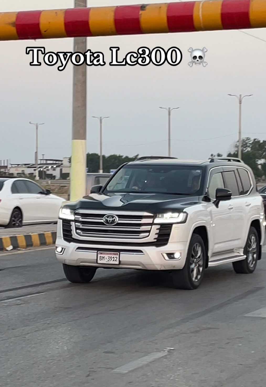 Toyota Lc300 ☠️🚀.    #toyota #lc300zx  #karachi #track  #viral_video #track  #video #lc300zx 