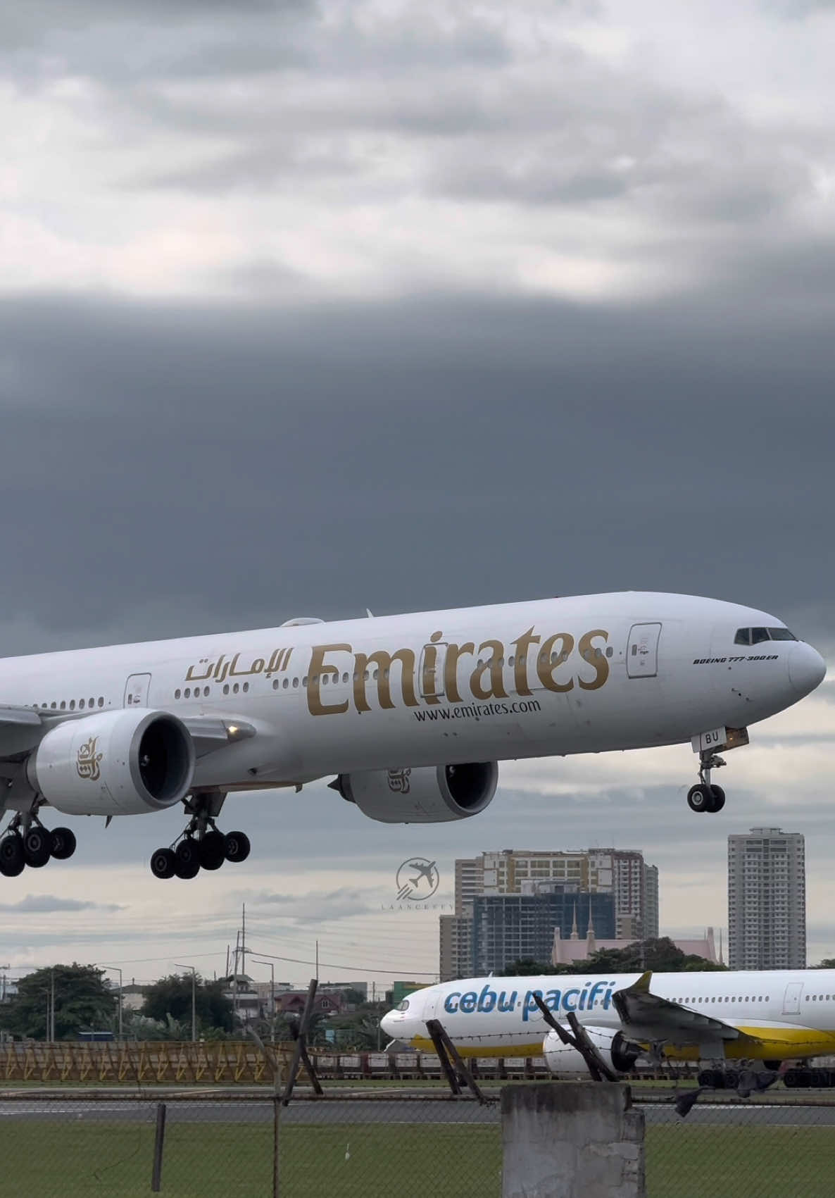 Back to X5, @Emirates B77W on short final at Manila International Airport 🛬 #fypage #plane #planes #fyppppppppppppppppppppppp #planespotting #b777300er #emirates @jeep.poy @Jjjammm 