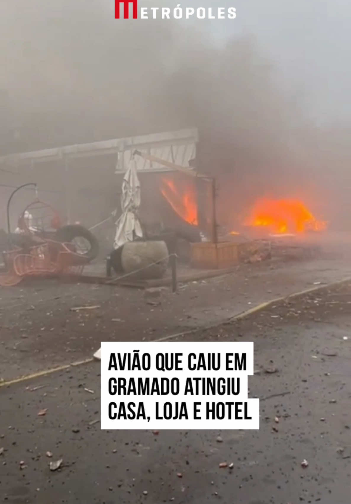 O #avião que caiu, na manhã deste domingo (22/12), em #Gramado (RS) atingiu uma casa, um loja de móveis e um hotel. Segundo o Corpo de #Bombeiros, ainda não há informações sobre vítimas. Neste momento, os bombeiros atuam no combate ao incêndio da aeronave, além de realizar as buscas por vítimas. São 52 pessoas atuando na ocorrência. #TikTokNotícias 