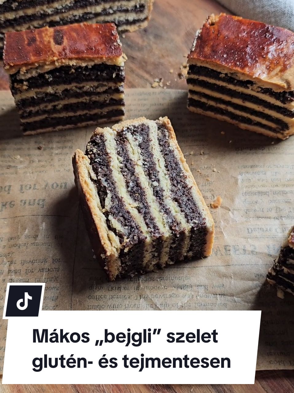 Mákos „bejgli” szelet glutén- és tejmentesen Hozzávalók: Tészta: ·        500 g it's us miklos' universal plus mix lisztkeverék prebiotikus cikóriainulinnal ·        200 g hideg margarin ·        3 db M-es méretű tojássárgája ·        10 g friss élesztő ·        50 g porcukor ·        1 csipet só ·        120 g növényi ital (vagy tej) Mákos töltelék: ·        400 g darált mák ·        200 g cukor ·        80 g mazsola ·        75 g gluténmentes zsemlemorzsa ·        400 g növényi ital /tej ·        5 evőkanál szilvalekvár ·        1 db citrom reszelt héja ·        24 g vaníliás cukor ·        3 kávéskanál fahéj Elkészítés: ·        Egy keverőtálba mérjük ki a lisztet, az élesztőt, a sót, a porcukrot, majd morzsoljuk el a margarinnal. ·        Adjuk hozzá a tojások sárgáját, a tejet és gyúrjunk egynemű, rugalmas tésztát. ·        A tésztát csomagoljuk folpackba és tegyük a hűtőbe 1 órára. ·        A mákos töltelékhez a tejet forraljuk fel a cukorral, keverjük össze a mákkal és adjuk hozzá az összes többi hozzávalót. ·        Rizsliszttel megszórt felületen gyúrjuk át a tésztát és osszuk 5 egyenlő részre. Minden lapot egyesével nyújtsunk ki 25x30 cm-es téglalappá. Egy 25x30 cm-es tepsit béleljünk ki sütőpapírral és tegyük bele az első lapot. Erre jöhet a mákos töltelék 1/4 része majd szintén a kinyújtott tészta, töltelék. Folytassuk, míg az összes lap és töltelék a tepsibe kerül. ·        Alaposan szurkáljuk meg hurkapálcával és kenjük le a tojássárgája és tej keverékével. 180 fokra előmelegített sütőben kb. 50-60 perc alatt süssük készre. Jó étvágyat hozzá! #gluténmentesízlik #gluténmentes #tejmentes #itsus #universalplus #bejgli #karácsony #karácsonyimenü #cöliakia #gluténérzékenység #mutimiteszel #mutimiteszel_gluténmentes #egyszerűrecept #egyszerűdesszert #egyszerűrecept 