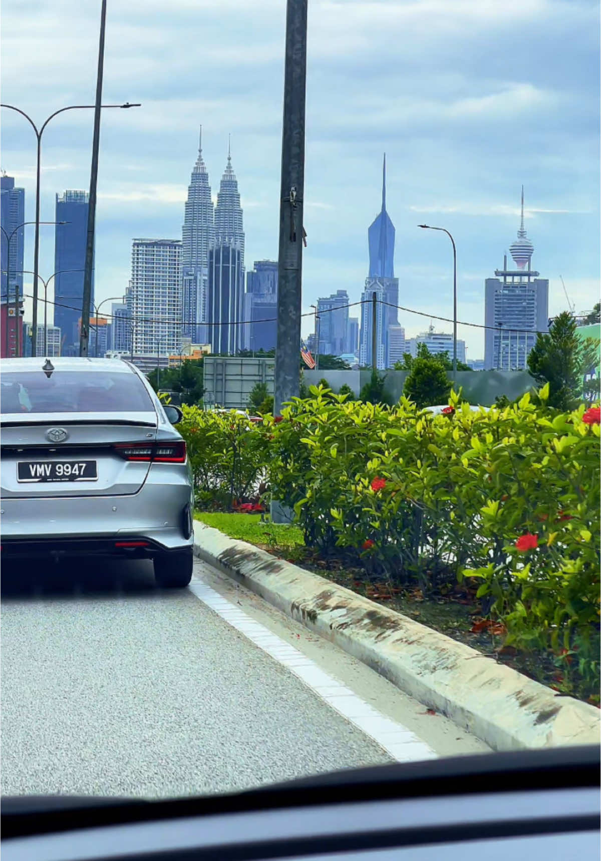 Kuala Lumpur’s architectural marvels, all in one frame! 🏙️ Caught KL’s pride—Petronas Towers, KL Tower, and Merdeka 118— all in one frame from 📍Jalan Sultan Yahya Petra. Truly breathtaking! 🌆 #kualalumpur #skyline #architecture #merdeka118 #kltower #petronastowers 