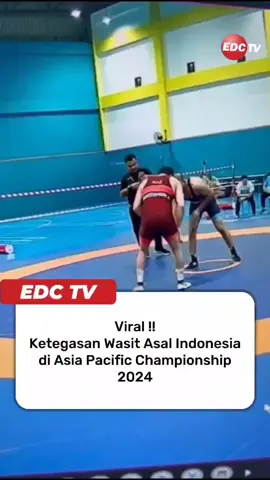 Viral !!   Ketegasan Wasit Internasional Asal Indonesia di Asia Pacific Championship 2024 Dalam kejuaraan yang berlangsung di Malaysia, wasit Herlambang menunjukkan ketegasan luar biasa. Saat pegulat Iran (sudut biru) memprotes keputusan wasit yang memberikan 2 poin, meminta 4 poin kepada Dewan Juri, Herlambang dengan tegas menyerahkan peluitnya kepada pegulat tersebut, memintanya untuk menjadi wasit jika merasa lebih benar. Aksi ini mendapat pujian dari berbagai kalangan dunia, menyoroti ketegasan dan profesionalisme wasit Indonesia. Kontingen Iran yang terlalu banyak protes akhirnya harus menerima keputusan tersebut. 🌟👏 [ 🎥 : @i.ligai ] Jangan lupa follow : @edctv.lifestyle AB/REP  #edctv #edctvlifestyle #gulat   #AsiaPacificChampionship2024 #WasitTegas #Herlambang 