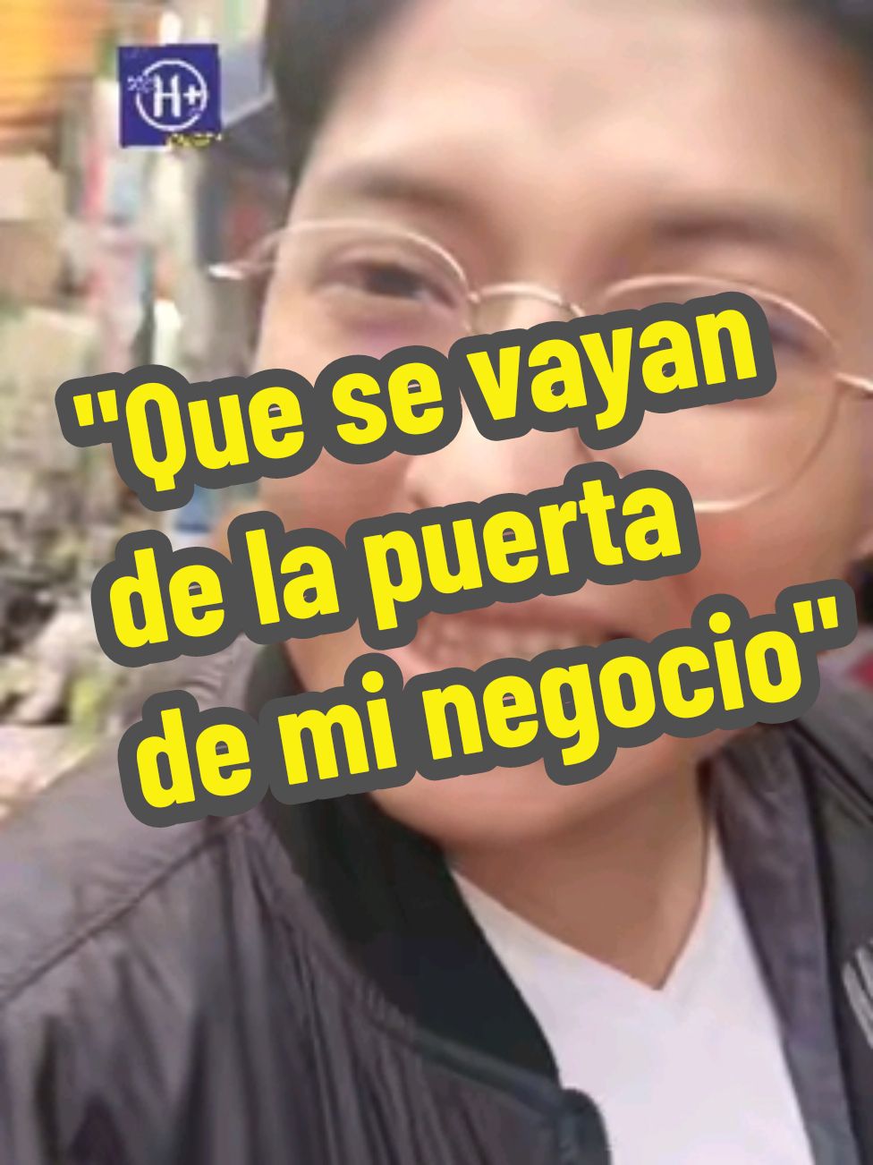 ocurrió en la ciudad de La Paz... la fiesta de fin de año atrae personas en situación de pobreza desde el área rural y tratan de sacar algunas monedas para poder vender chicles, dulces o papel higiénico entre otros. Una señora y un joven trabajadores de un negocio del lugar no querían que el señor descanse un momento después de caminar por horas al lado de sus dos pequeños. Una señorita se percató de esto y salió en defensa de esta familia. #navidad #negocios #pobreza 