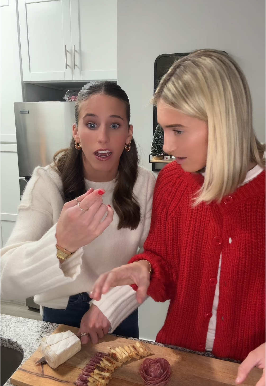 The fact that I got myself doing that on CAMERA… indeed needed stitches. #tiktok #trending #wlwcouple #lqbtq #lesbiansoftiktok #wlw #dating #trend #lesbiancouple #christmas #cheeseboard 