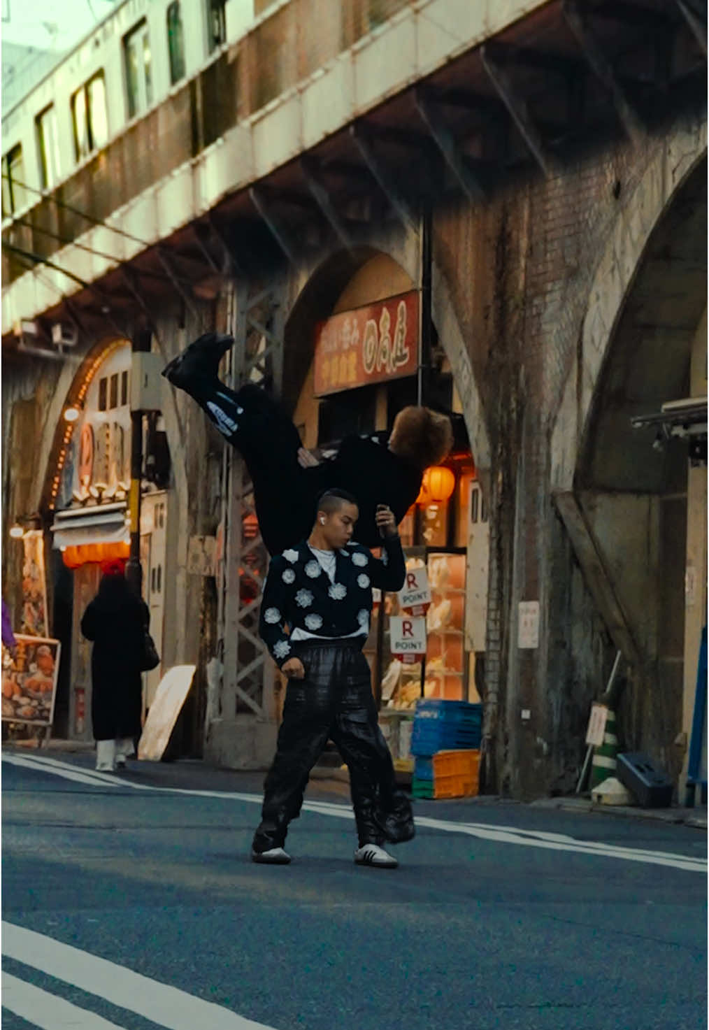 Be careful for a street tricker📲🚃   　　　with @さくらいたか Film&Edit: @OTOME(Makoto Miura) #dance#freestyle#kadokawadreams#japan#tricking#即興#ダンス#無重力系男子#颯希