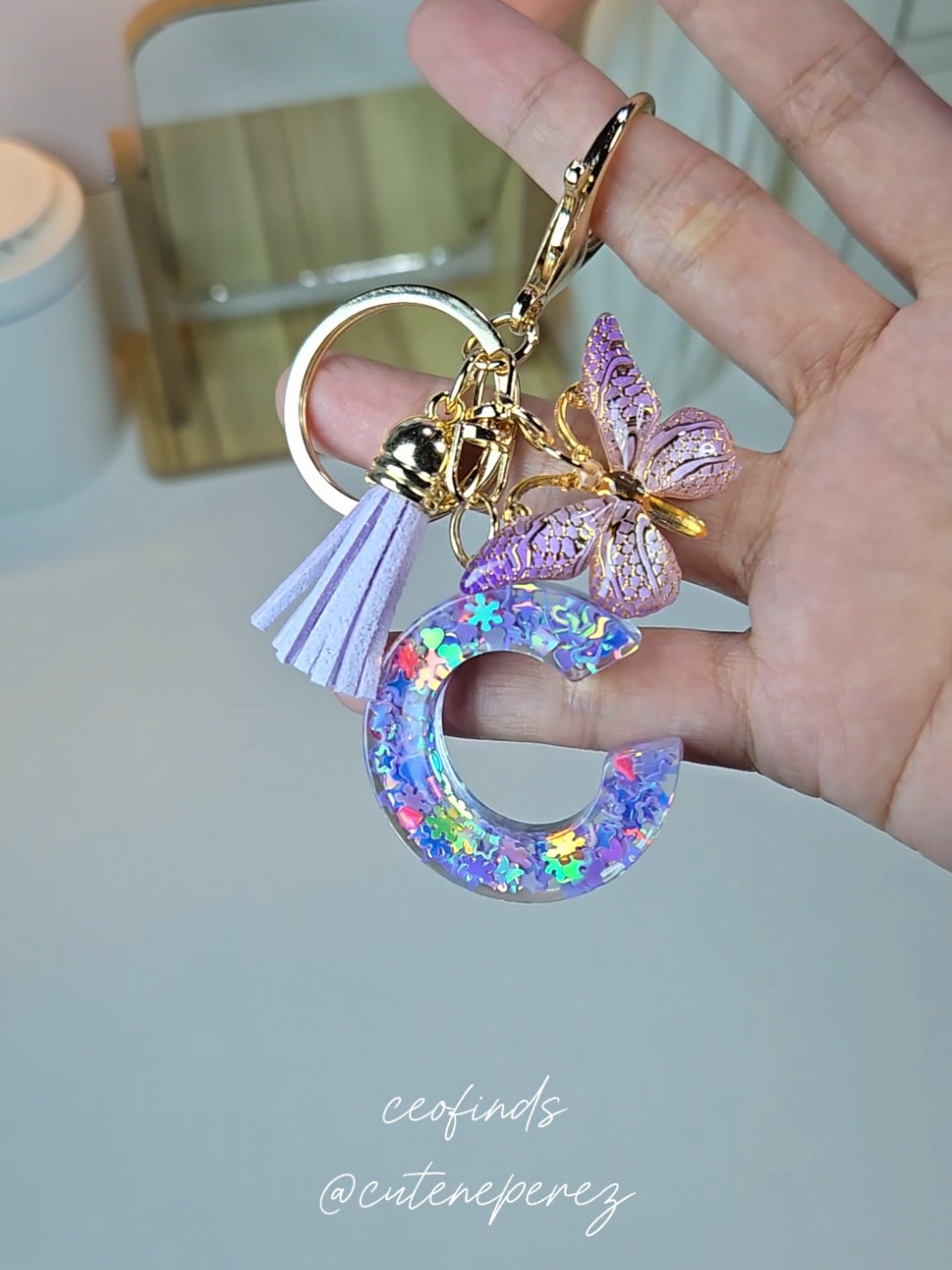 Omg ang ganda! 🥹✨️ #fyp #keychain #tassel #letterkeychain 