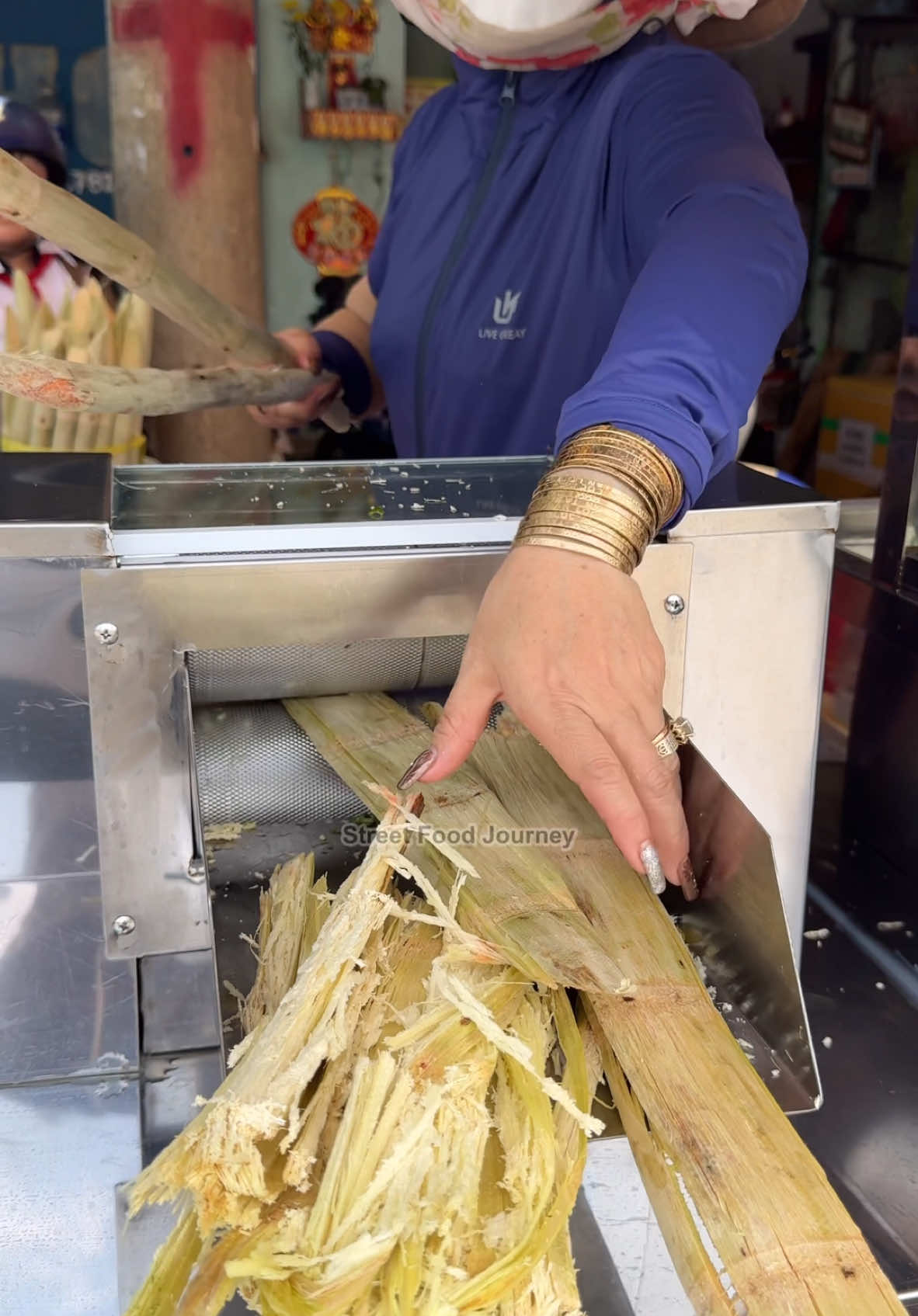 Fresh Sugarcane Juice In Vietnam 🔍 Business name  Sugarcane Juice  📍Address Ho Chi Minh City, Vietnam  💵 Price  15.000 Dong/$ 0.60 USD #streetfood #vietnam #viral 