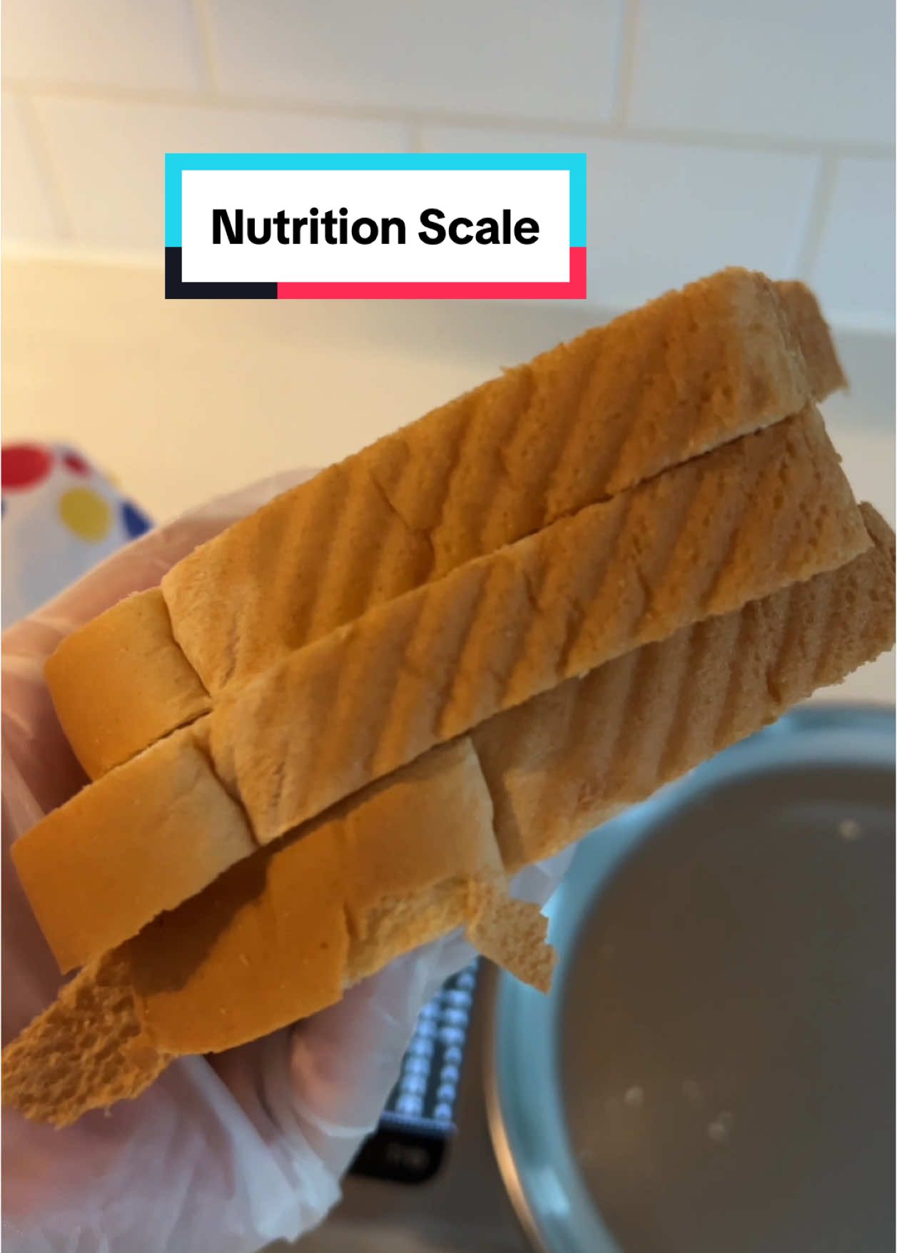 Smart Nutrition Scale helps me track calories in bread #smartscale #caloriescount #nutritionscale #foodscale 