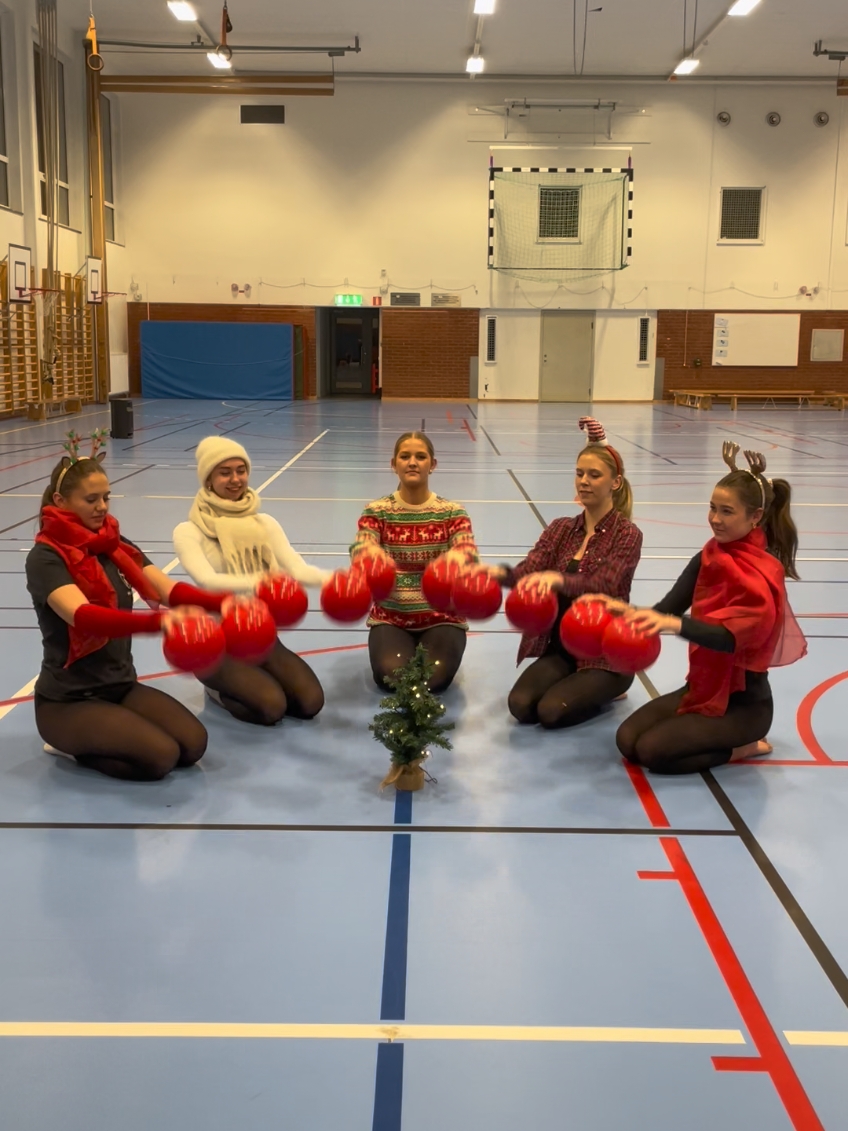 Can you guess the christmas song? 🎅🎄🔔 #malmöflickorna #gymnastics #performance #fyp #foryoupage #goviral #2024 #december #sweden #christmas #tiktoksweden 