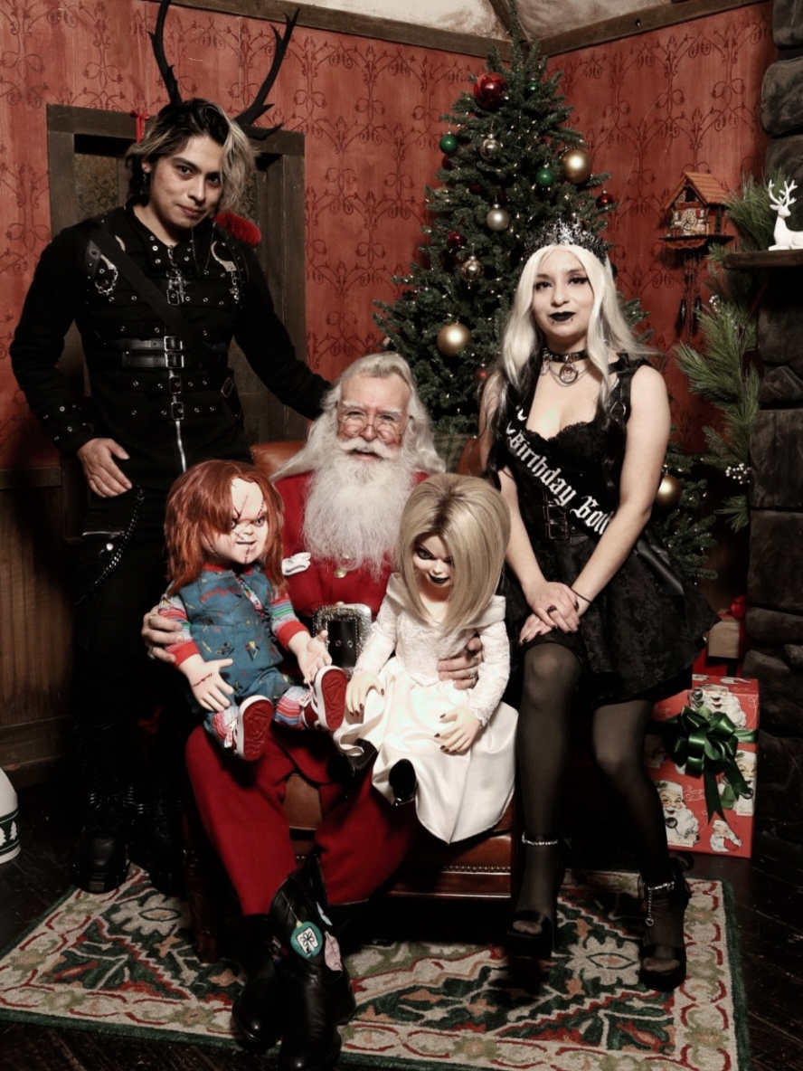 Took santa pictures again this year @6Lucif3r6 #alternative #birthday #choker #crown #chuckyandtiff  #chains #darklyinclined #demonia #emo #goth #gothsantaphotos #gothcouple #harness #horror #horns #platformshoes #santa #santapictures 