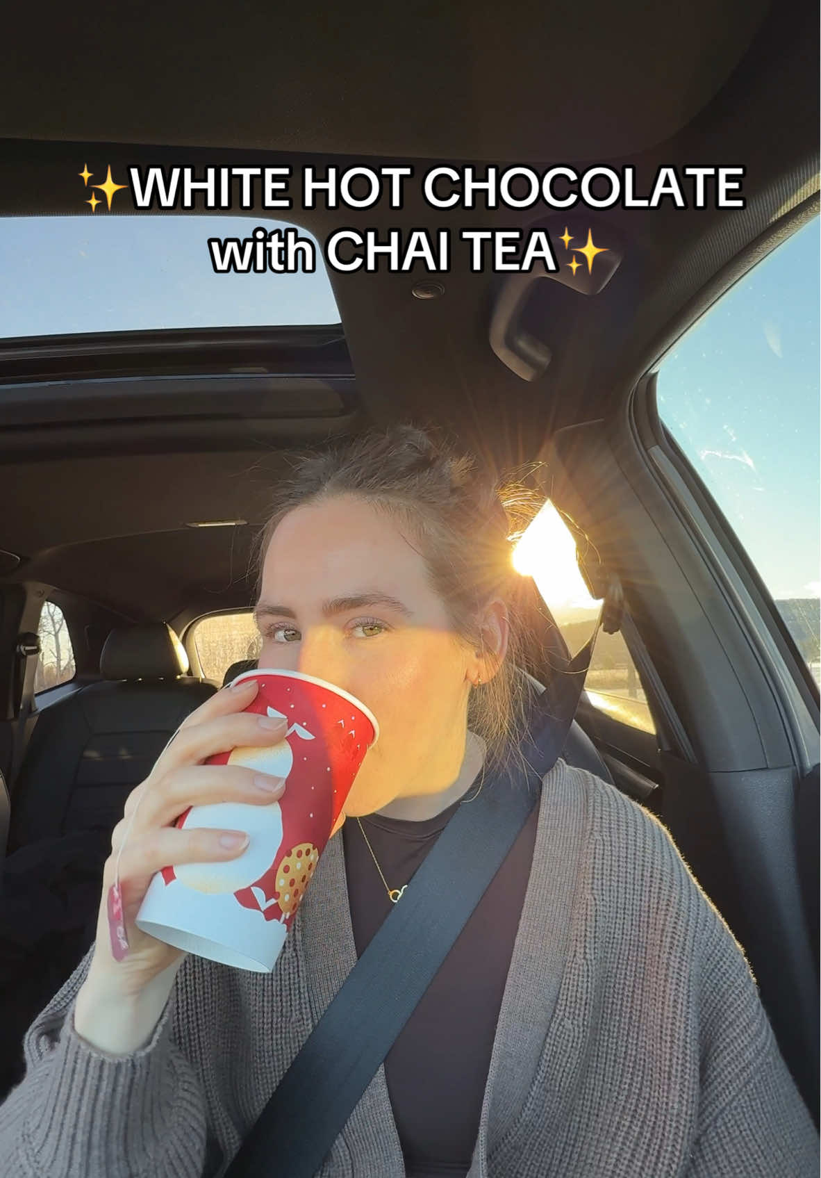 It’s giving holidays🎄Let me know if you have tried this! @Tim Hortons #menuhack #timhortonssecretmenu #fyp #chaitea #whitehotchocolate 