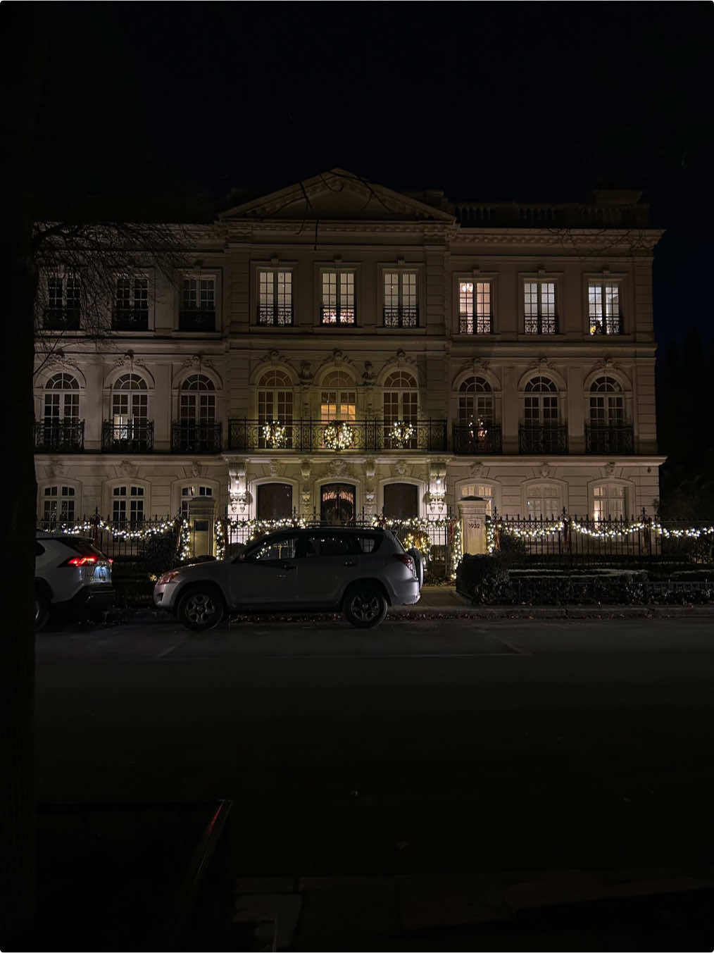 Christmas on Chicago’s most expensive block 🤍 #chicago #nburlingstreet  #lincolnpark #chicagohouse #christmas #christmastime #chicagochristmas #classic #european #europeanhouse #classichouse #christmaslights #fyp #foryou #luxury #aesthetic #oldmoney 