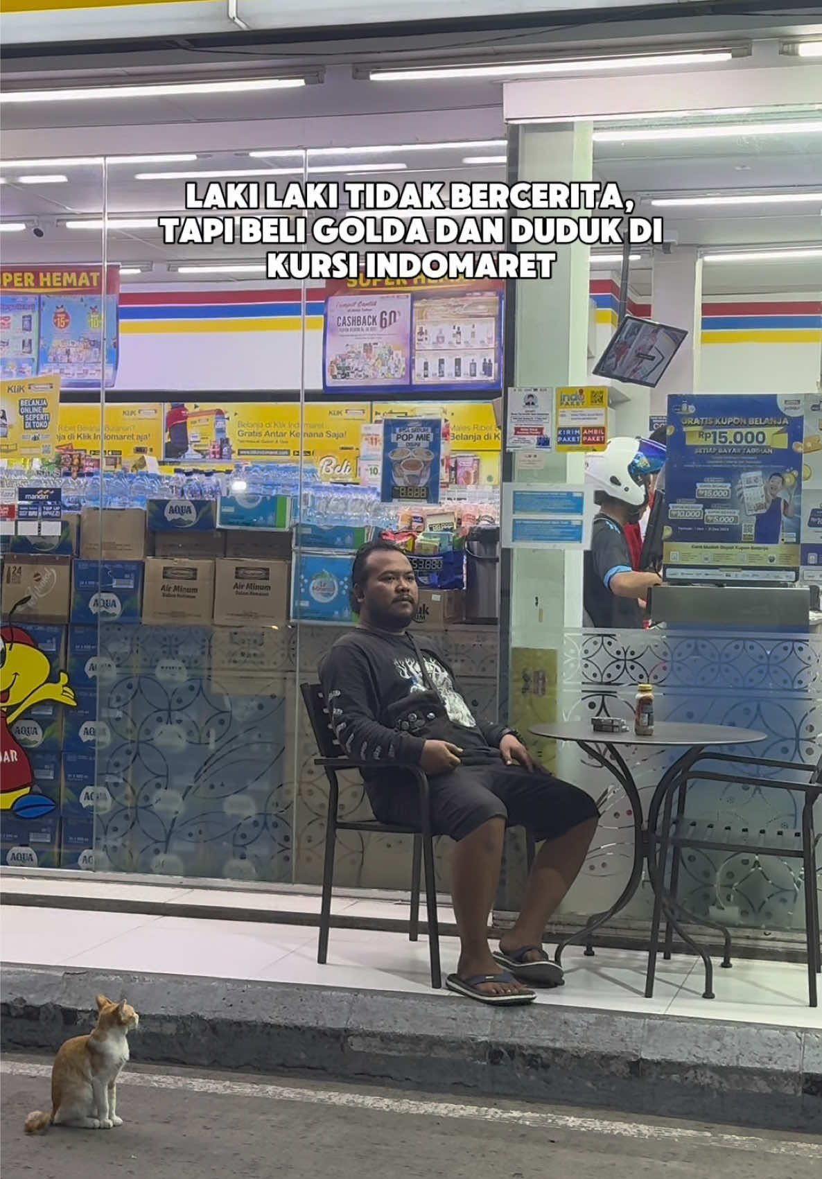 Membalas @avi Ternyata orang dewasa yang suka duduk sendirian dikursi indomaret itu aing ayeuna mah.. #kursiindomaret #golda #biarkaya 