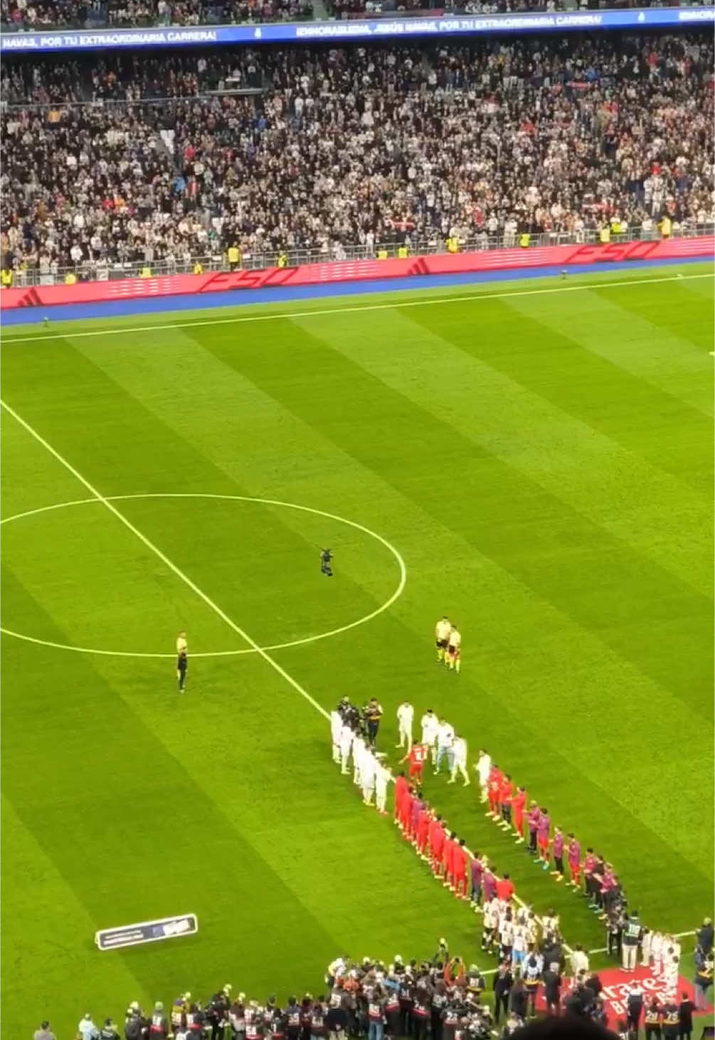 🥹 ¡EL ÚLTIMO PARTIDO DE JESÚS NAVAS DE SU CARRERA!  👏🏻 Pasillo y ovación de gala del Bernabéu a la leyenda española 🎥 @jaimevelasco24  . #realmadrid #tiktokfootballacademy #deportesentiktok #jesusnavas #navas #futbol #football #bernabeu #sevillafc #sevilla 