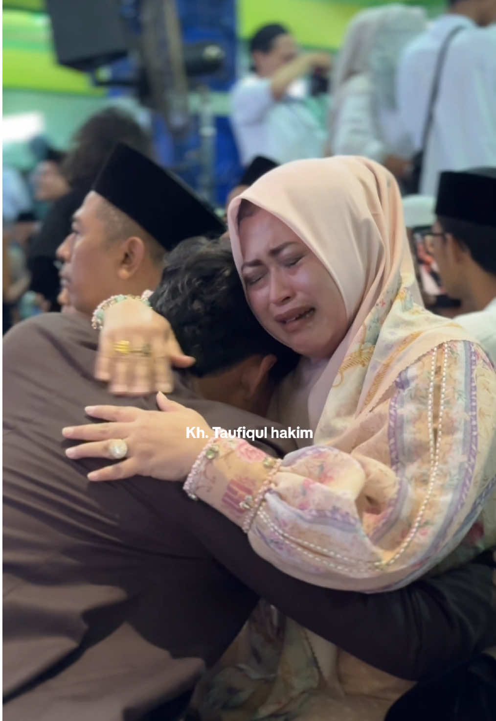 Ibu adalah madrasatul ula . Tanpa ridho dan doa seorang ibu engkau taidak akan bisa menjadi apa apa dan engkau bisa berada di titik ini berkah doa dan rido seorang ibu. 🌷❤️ ( Kh. Taufiqul hakim )  #ummi #hariibu #santri #amtsilati