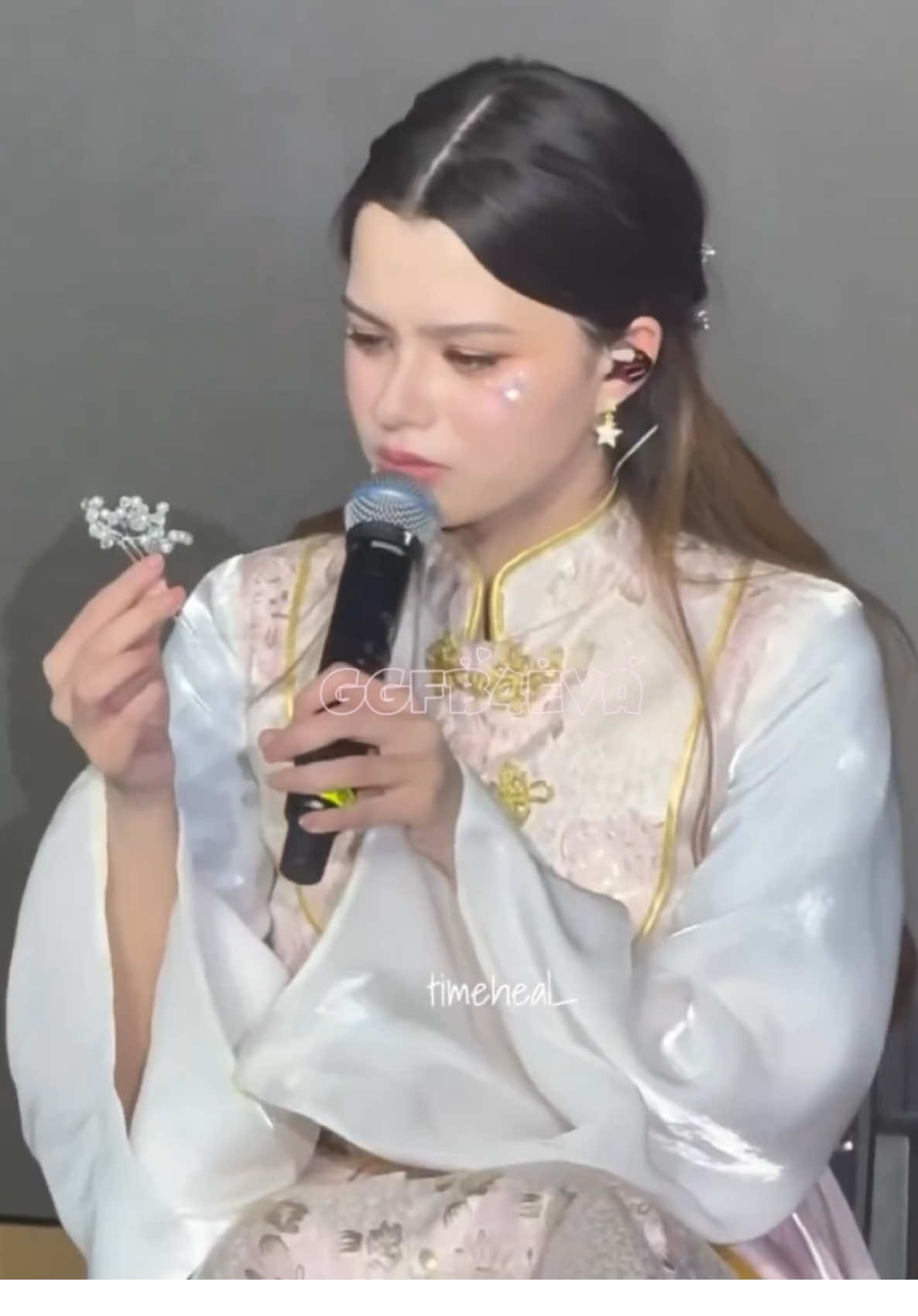 🤣🤣🤣 Fans want all of things from you Becbec 🧚✨ this is cute REBECCA QUEEN B SOLO STAGE #BeckyConcertXNANNING #2BTheQUEEN𖤍 #beckysangels #beckyarmstrong  #becbec 