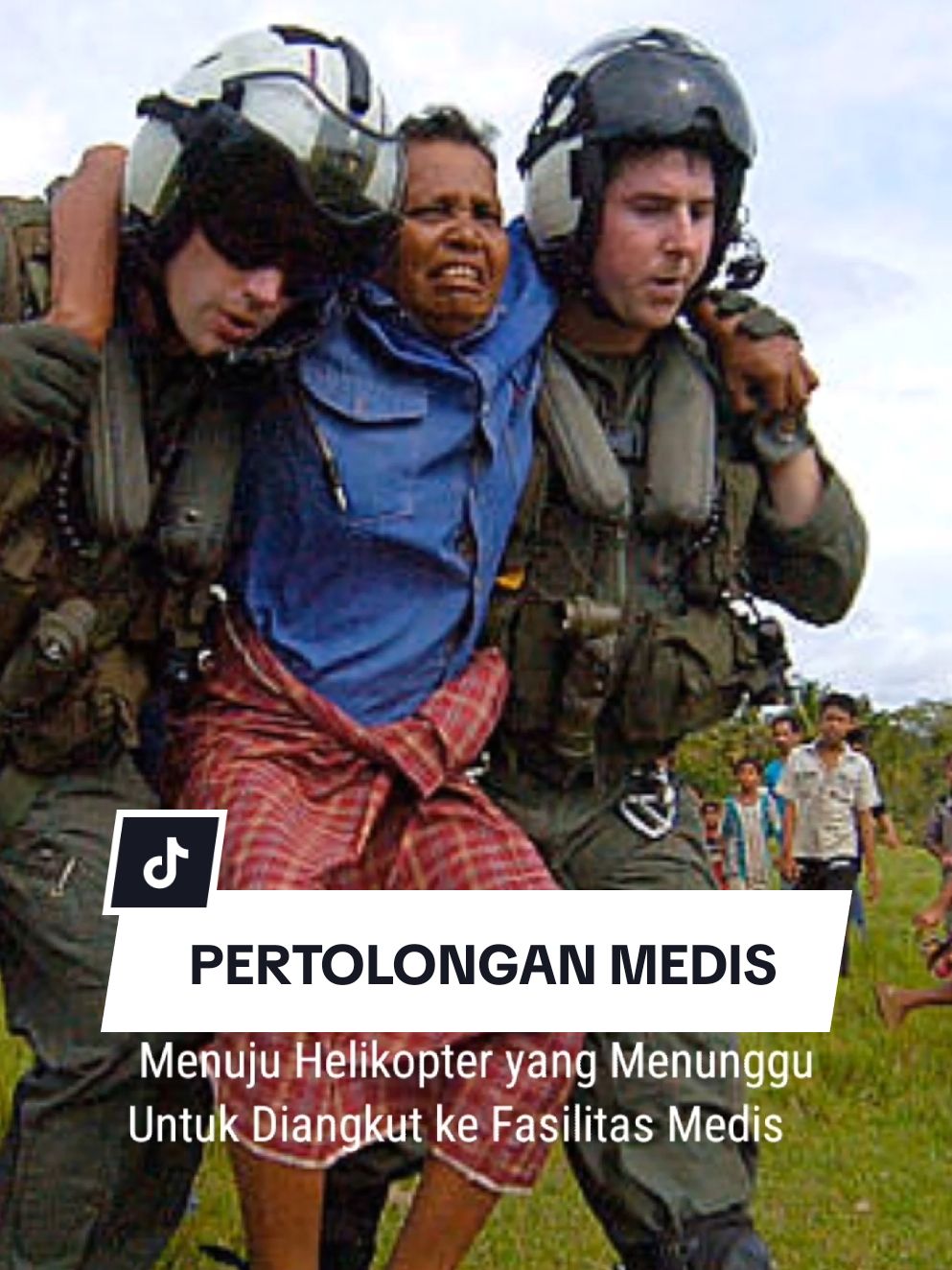 Dua Prajurit US Army Membawa Seorang Wanita Aceh Yg Terluka Karena Tsunami Parah Menuju Helikopter yang Menunggu Untuk Diangkut ke Fasilitas Medis #tsunamiaceh2004 #fyp #usarmy #bandaaceh #kisahtsunami #aceh #pilot #humanity #respect #workout #usaid #un #bencanaalam #story 