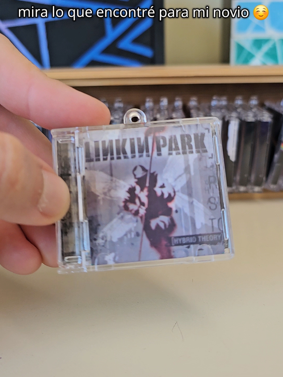 Le sorprenderá su nuevo mini llavero cd ☺️🎸#idearegalo #gift #regalosoriginales #llaveros #musica #llaverospersonalizados #regaloparaminovio #nfc #regaloparaminovia #minicd #regalo #cd #giftideas #linkinpark 