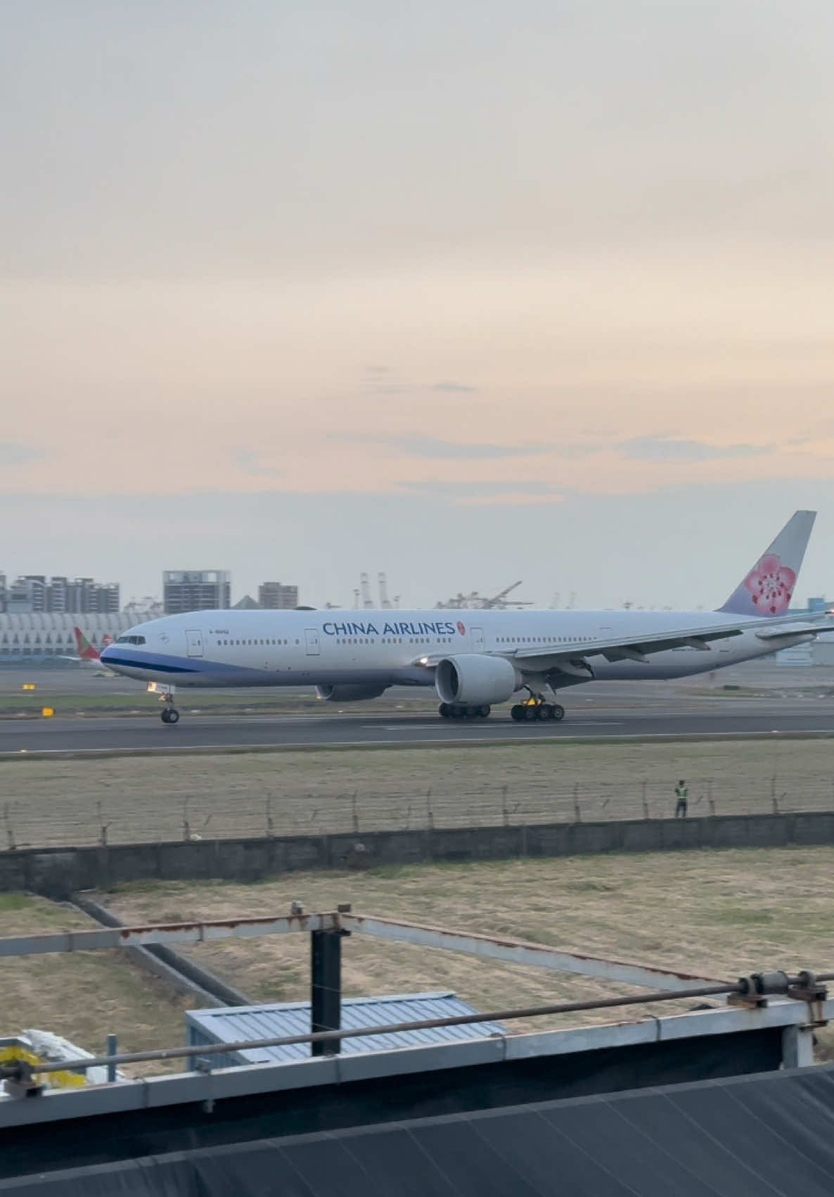 China Airlines B77W TPE-KHH Touch and go#plane #chinaairlines 