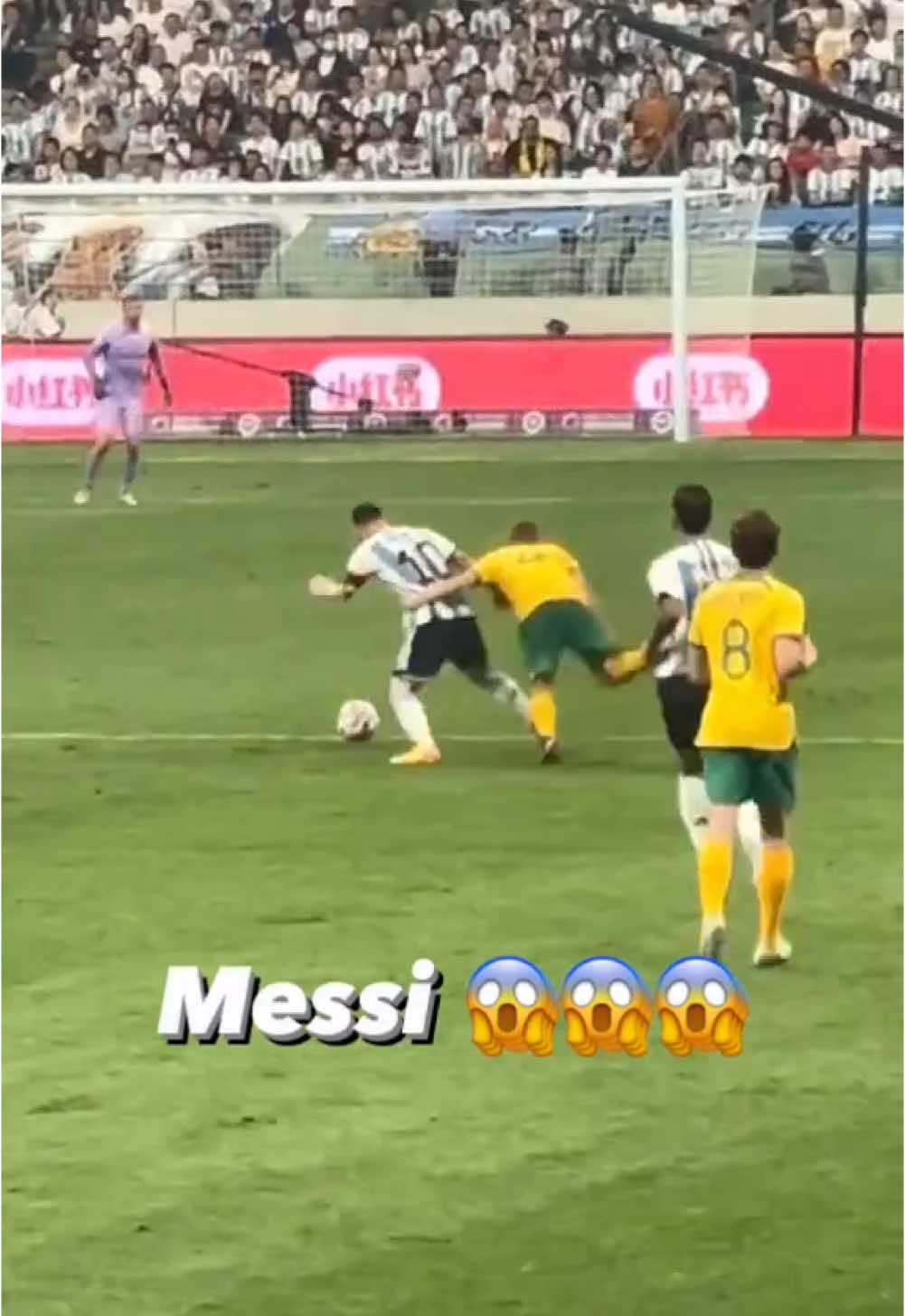 When #LionelMessi managed to escape this 😱 (via tony_wang_1016_sonic/IG) #futbol #Soccer