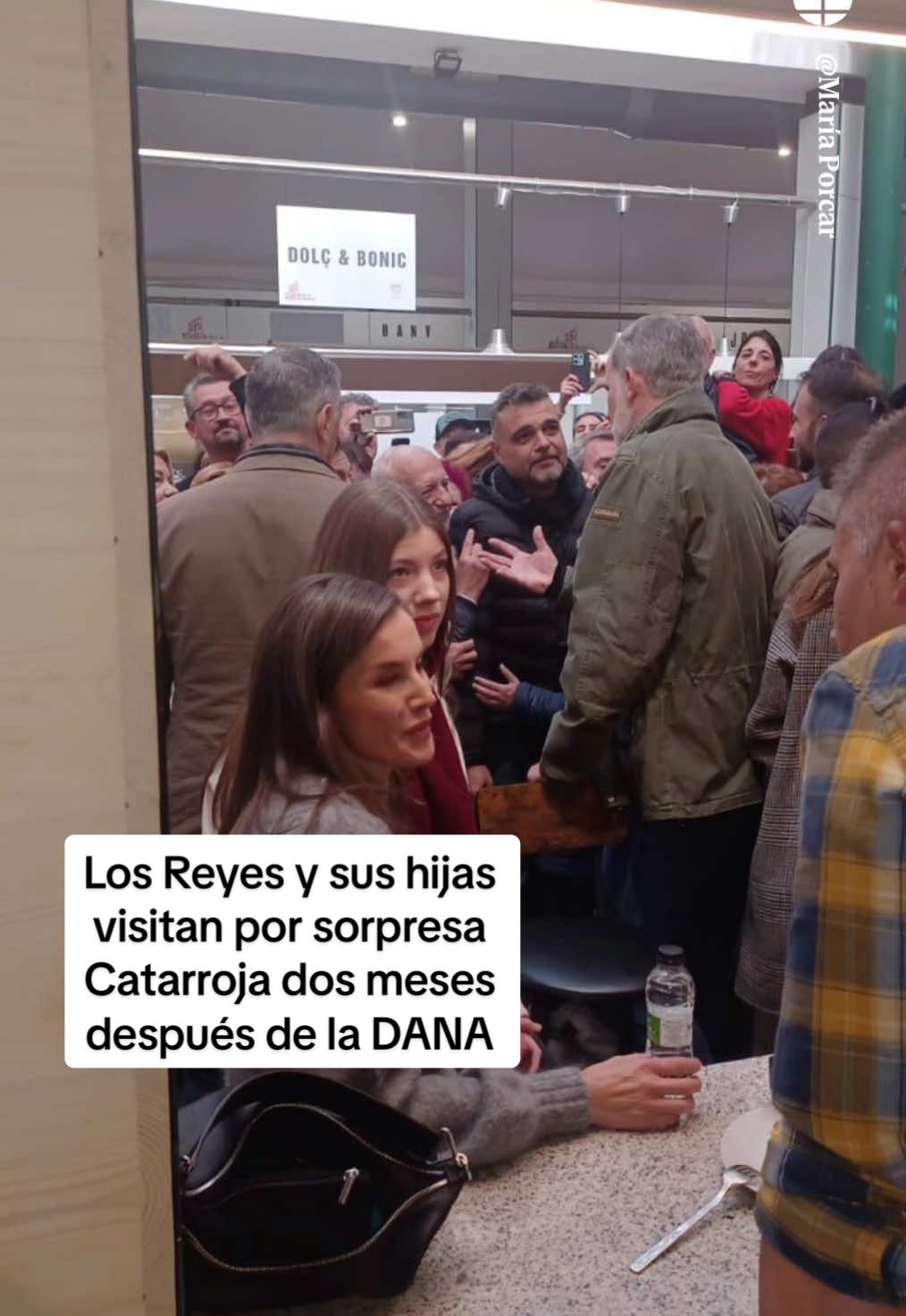 Los Reyes y sus hijas visitan por sorpresa Catarroja dos meses después de la DANA y se dan un baño de masas en el mercado Con la visita, de carácter privado, Don Felipe y Doña Letizia han querido mostrar a Leonor y Sofía los daños causados por la riada. Los cuatro han conversado con los vecinos y se han accedido a hacerse fotos. No han faltado los “¡Viva el Rey!”  📹 María Porcar #noticiastiktok #reyes #letizia #catarroja #valencia #dana 